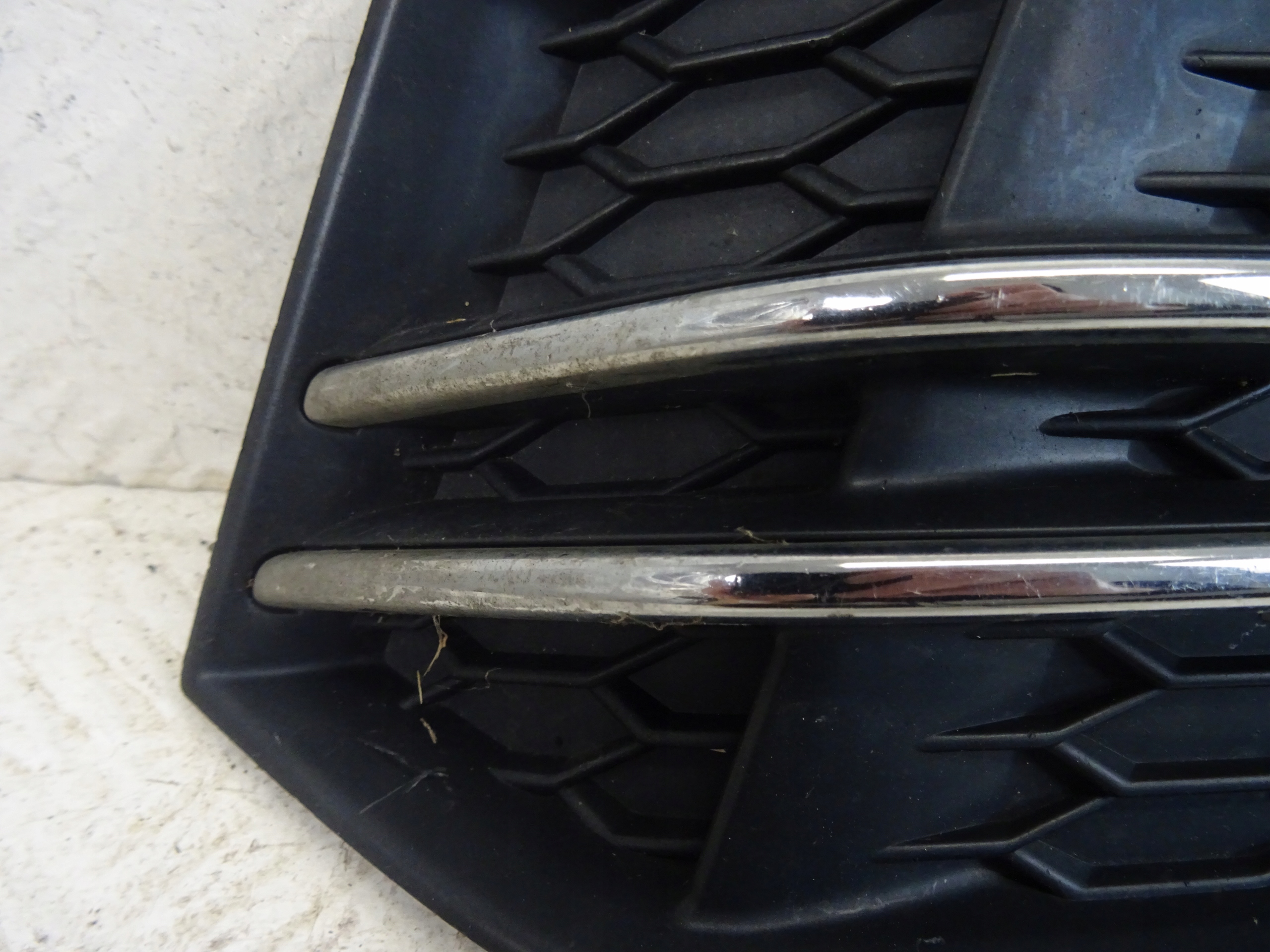 grid of a bumper front front left AUDI A4 B9 S-LINE 8W0807681F
