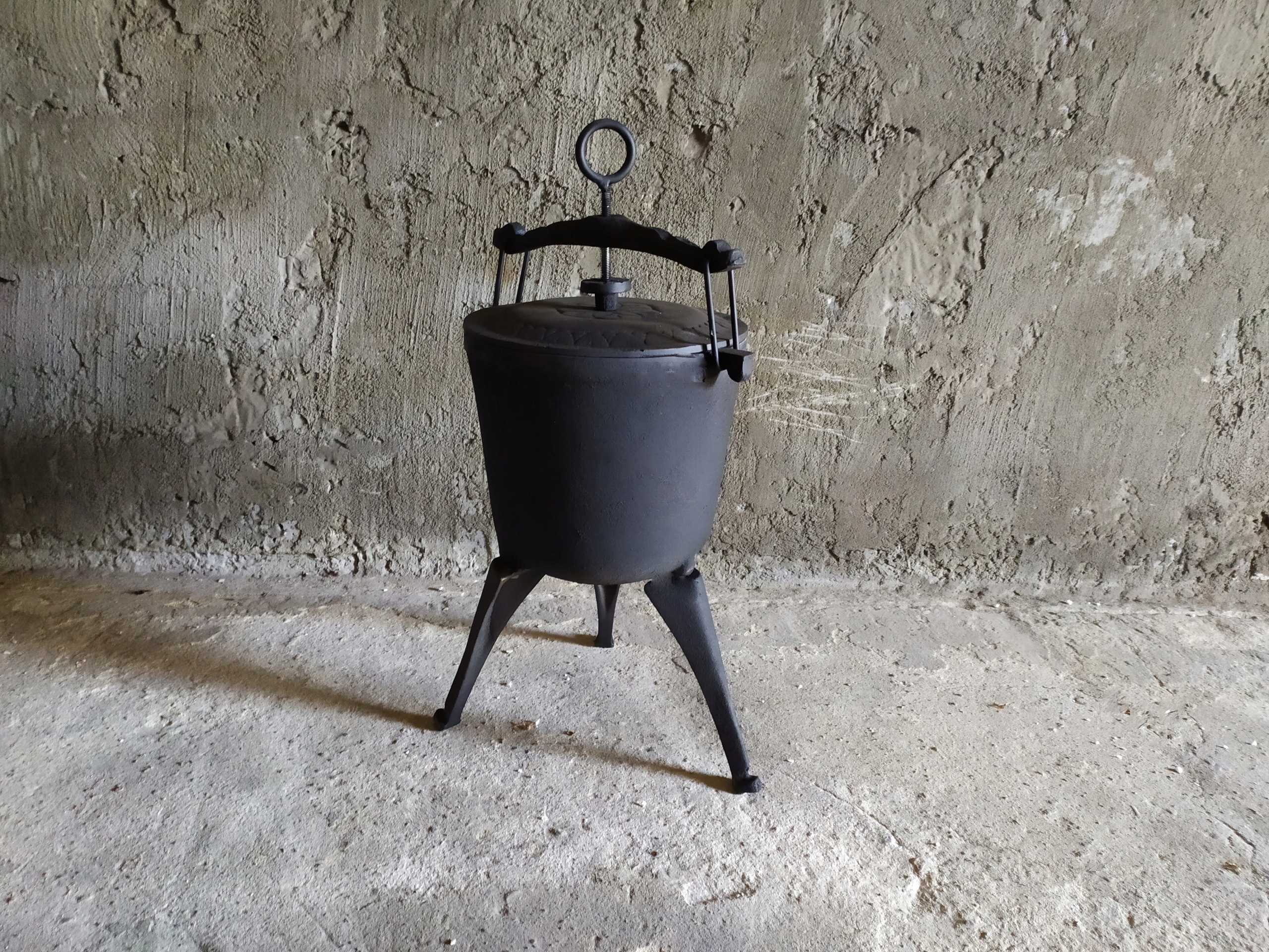 KOCIOŁEK MYŚLIWSKI GARNEK ŻELIWNY 9L POLSKI Producent Bee