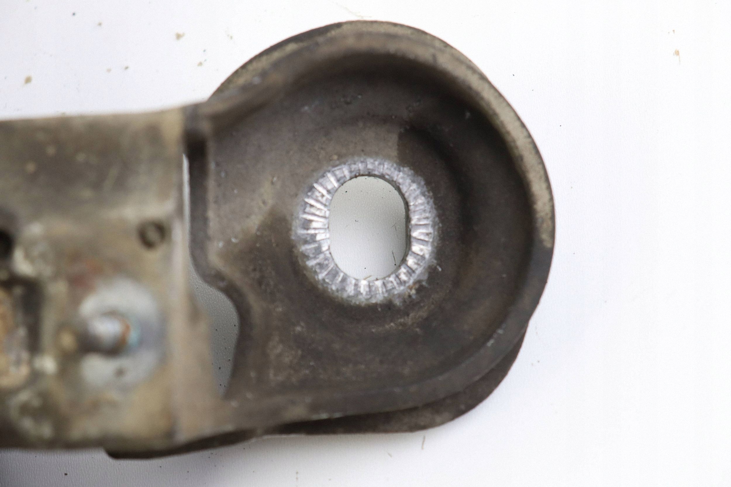 AUDI A4 B6 B7 Poignée Support plaque Moteur Support Gauche 8E0199351F