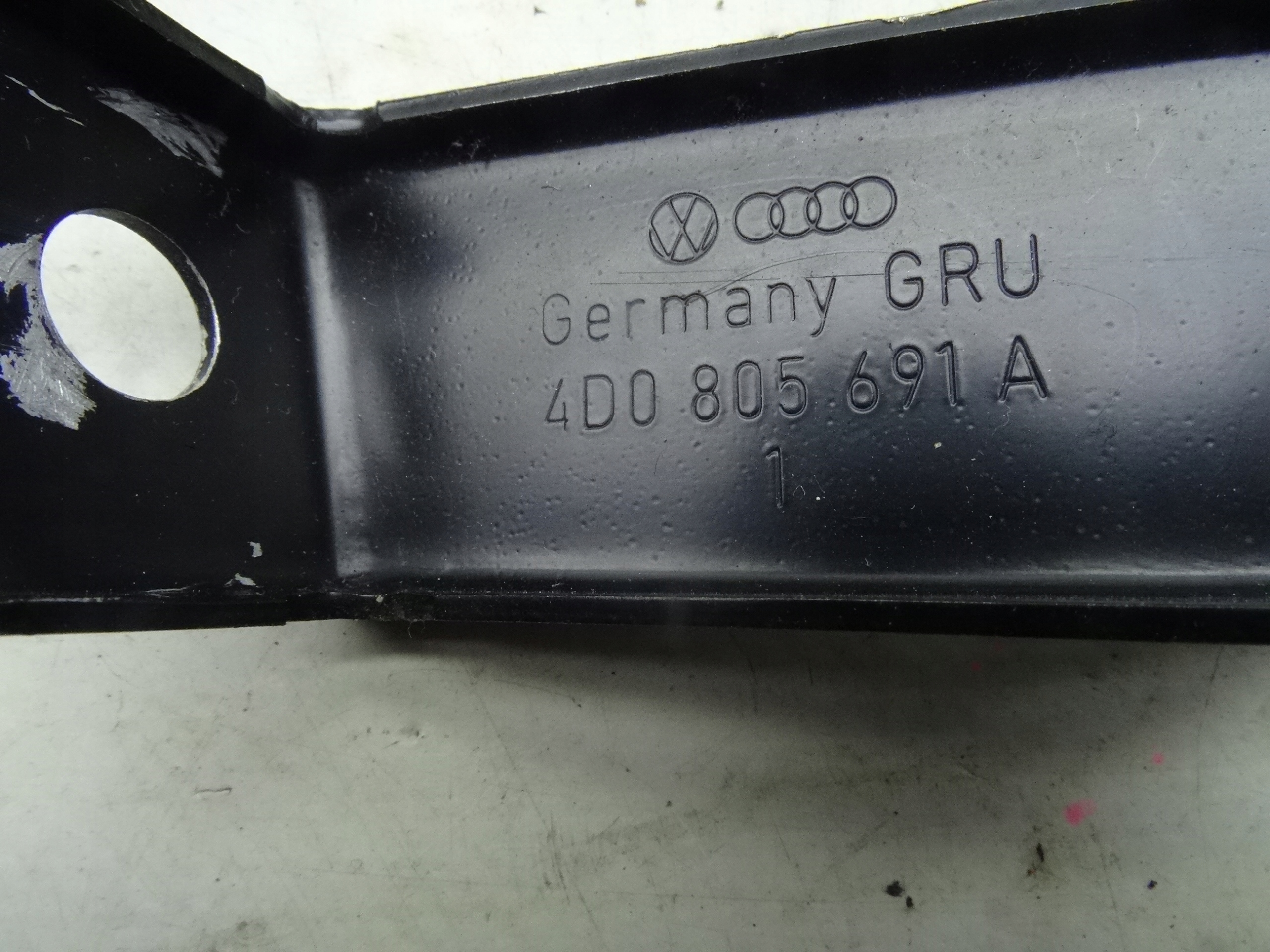 Audi A8 D2 защита бачка жидкости 4D0805583E оригинал