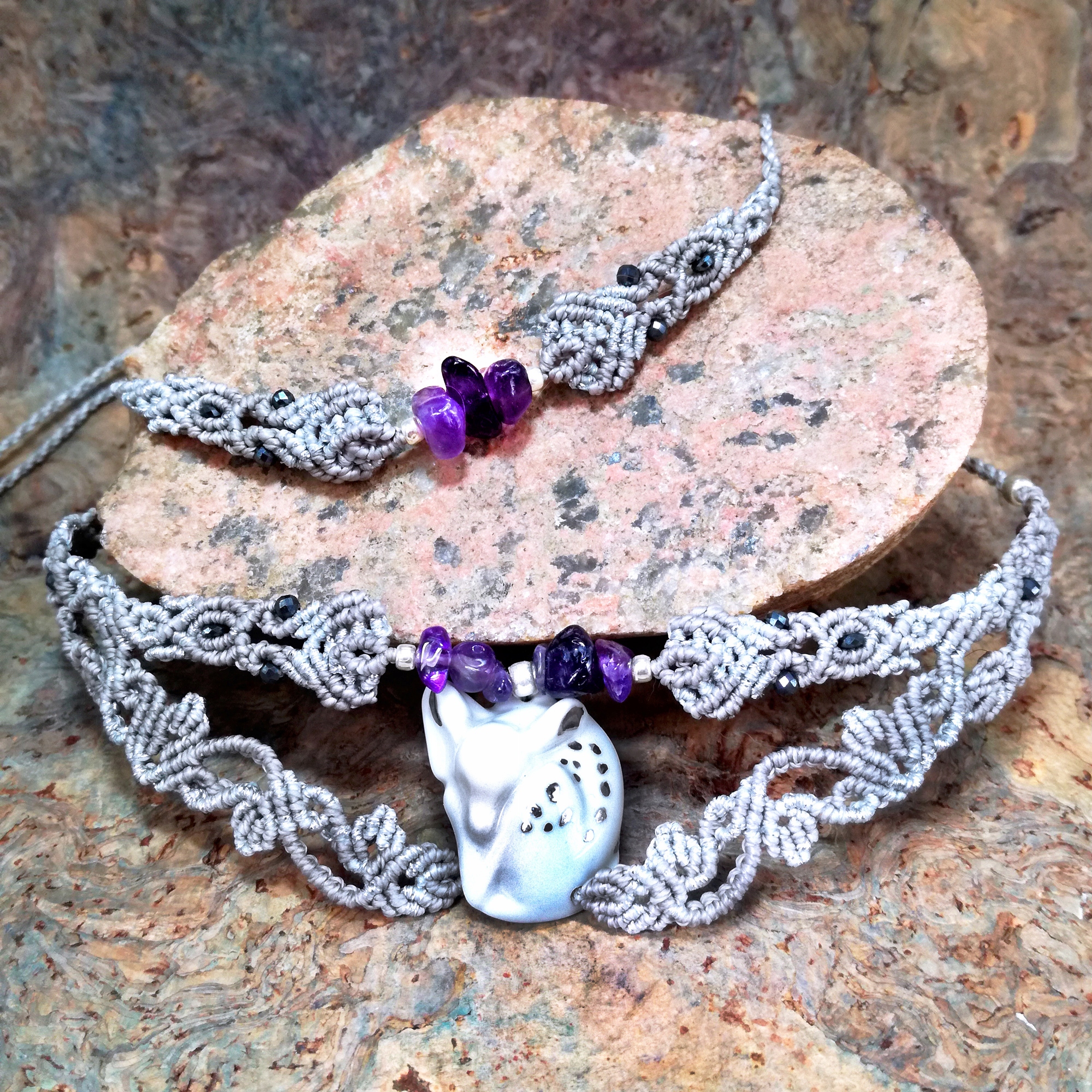 Stříbrná porcelánová srna a ametyst v makru kolia a pletený náramek