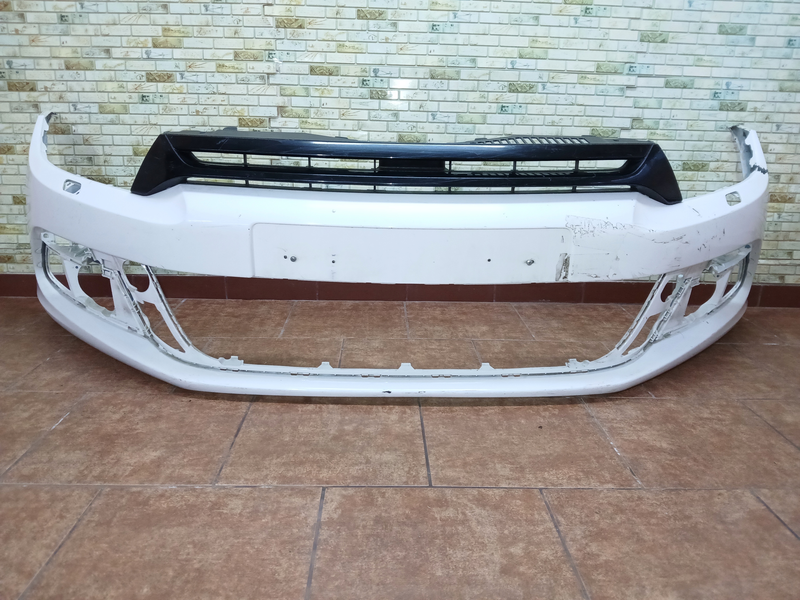 бампер передний решетка радиатора vw SCIROCCO 2008 - 2014