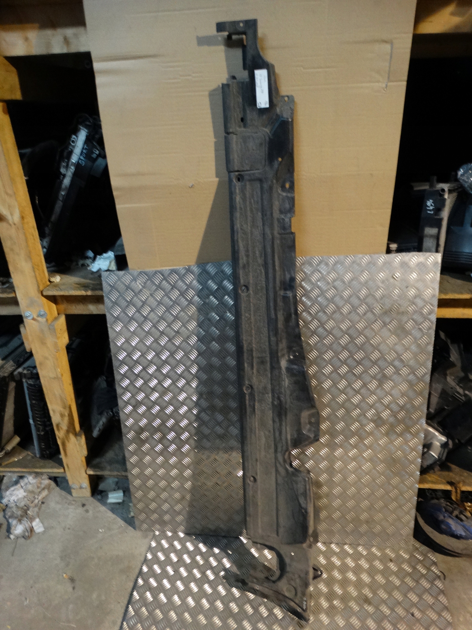 IDEALNA cover chassis left VW TOUAREG 7P6 1