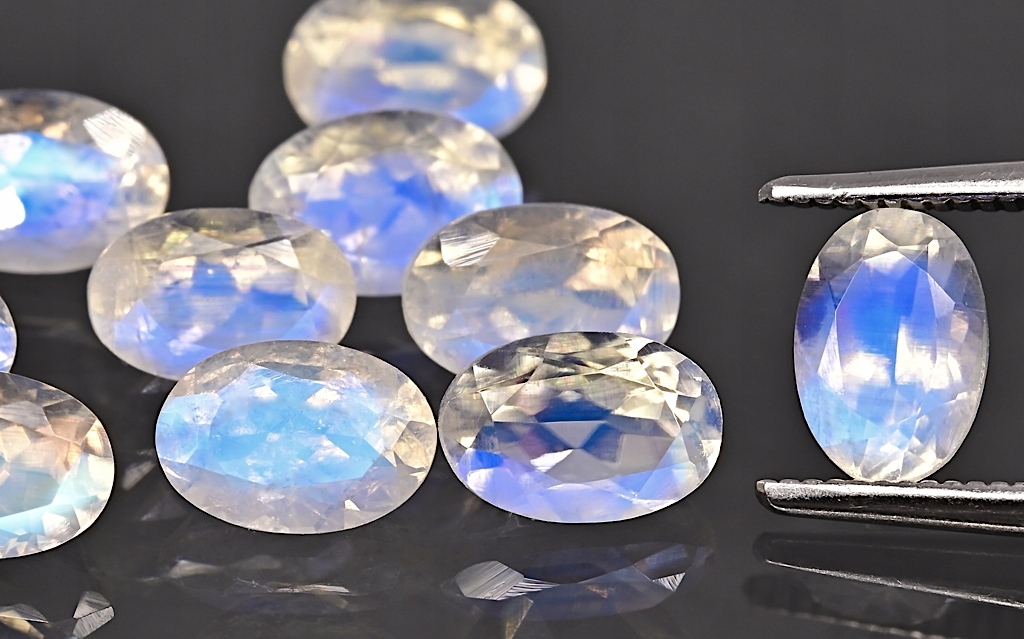 Měsíční kámen A fazetovaný ovál 6x4 mm