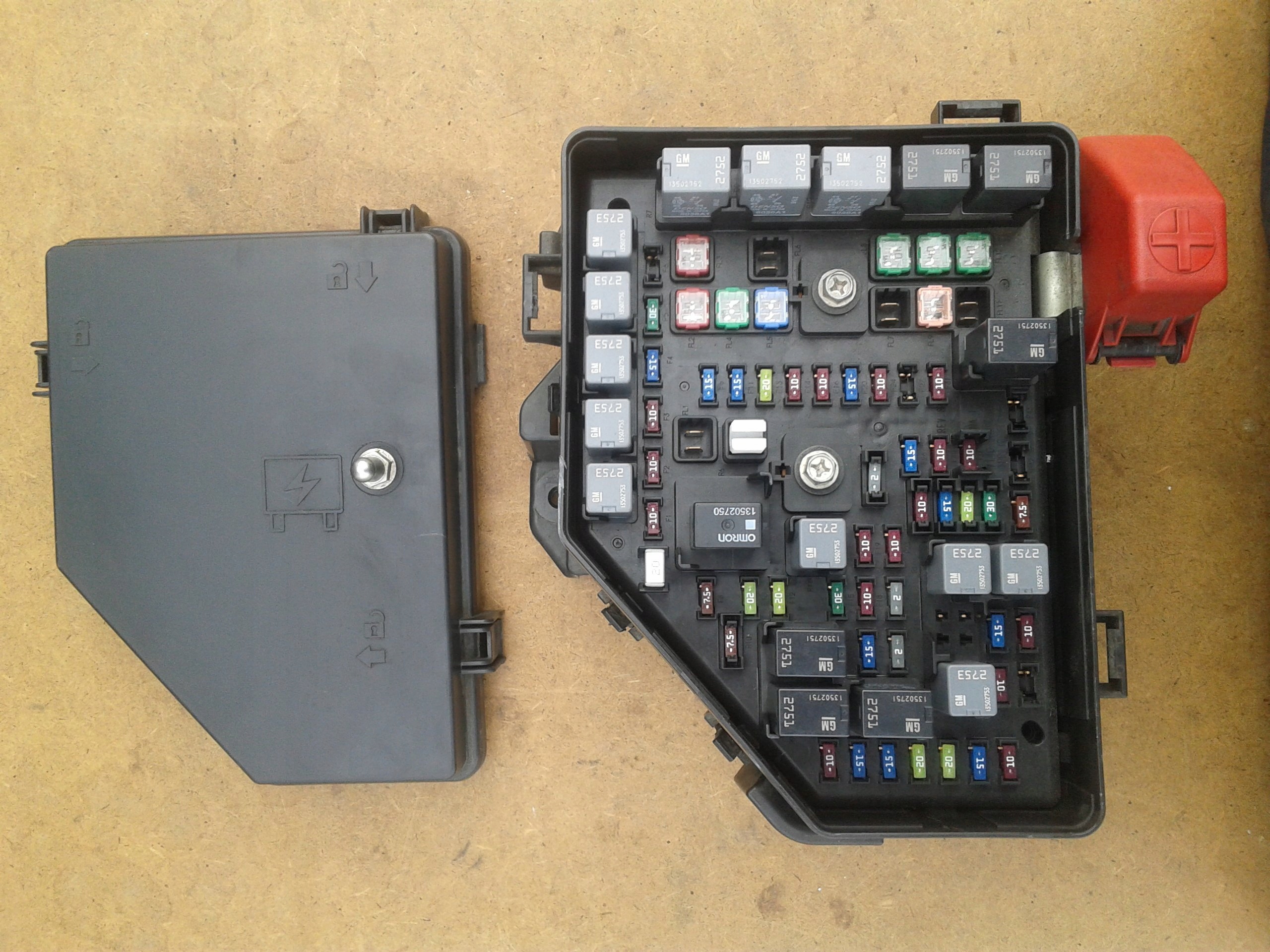 SKRZYNKA BEZPIECZNIKÓW CADILLAC CTS II 3.6 08-14