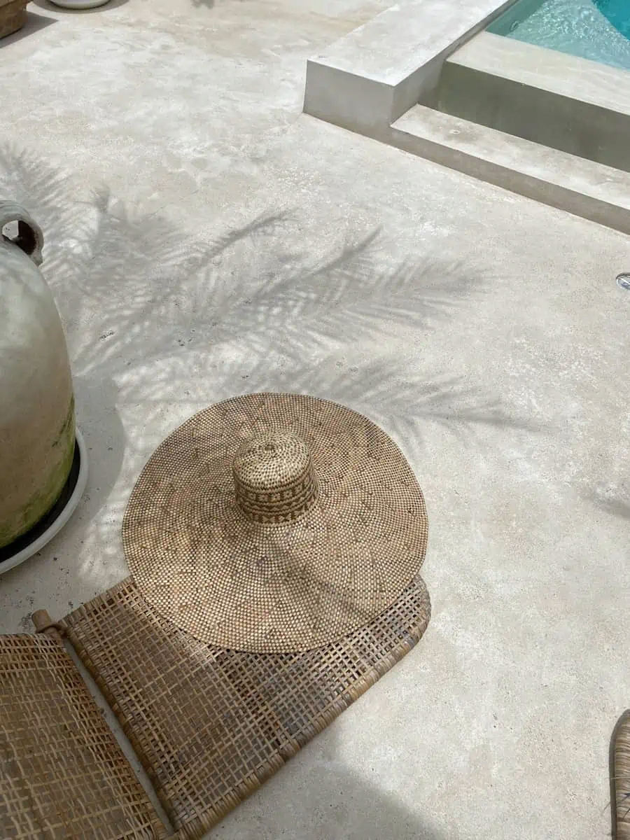 Velký plážový klobouk boho z listů pandanovce ruční práce Bali Saman XL