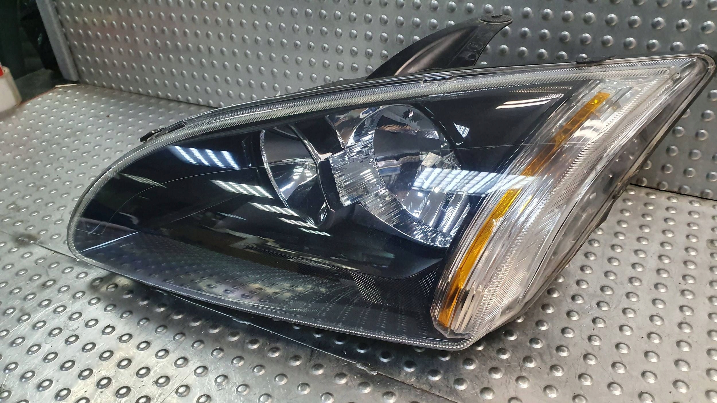 Feux phare Avant Gauche FORD FOCUS MK2 04