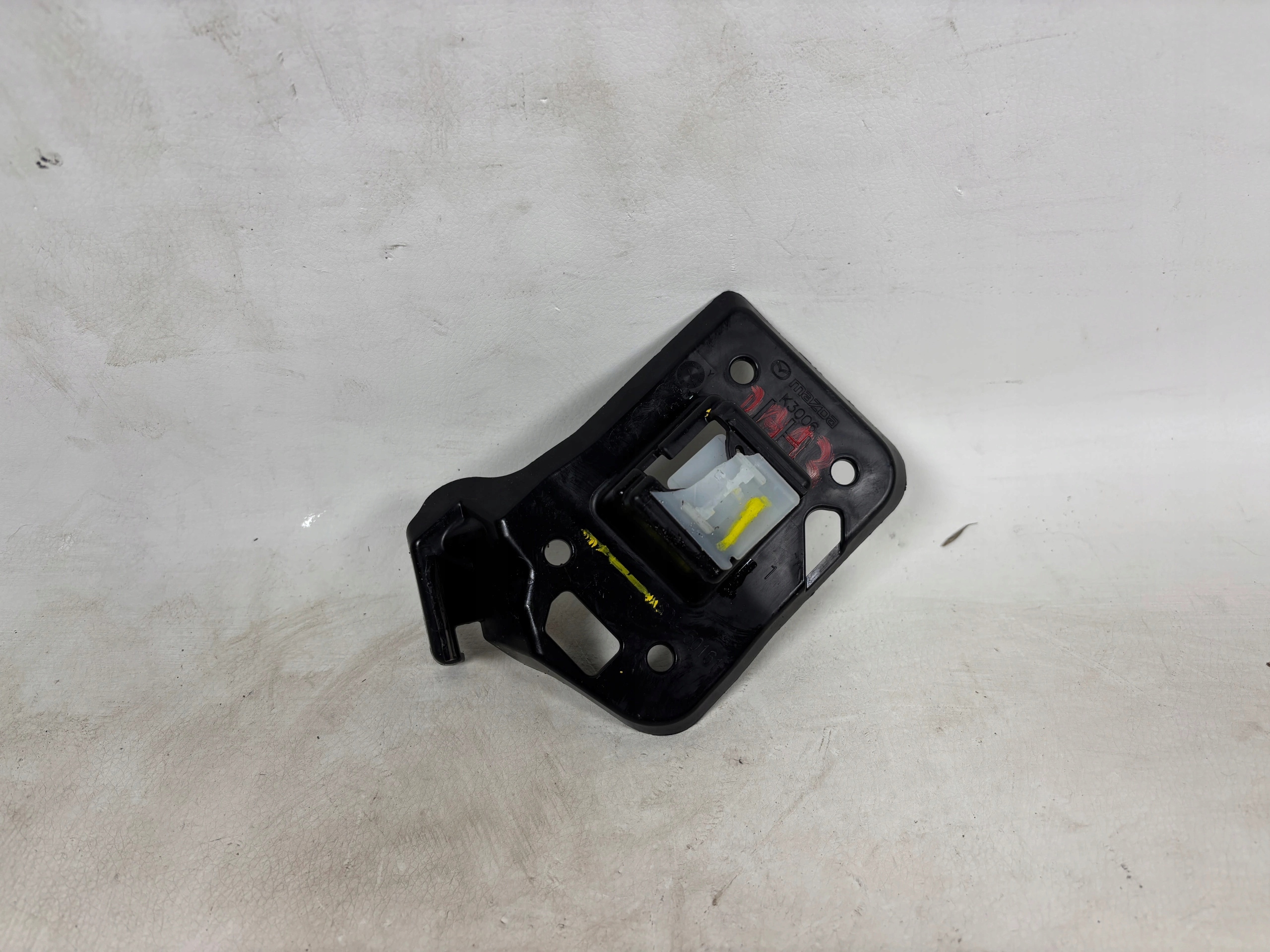 MAZDA CX5 II LIFT holder console GRILLA left front KSD4-50161