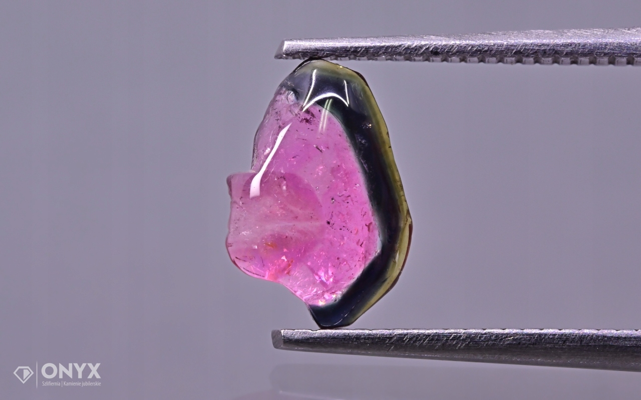 Turmalín konvexní nepravidelná destička 9x6 mm