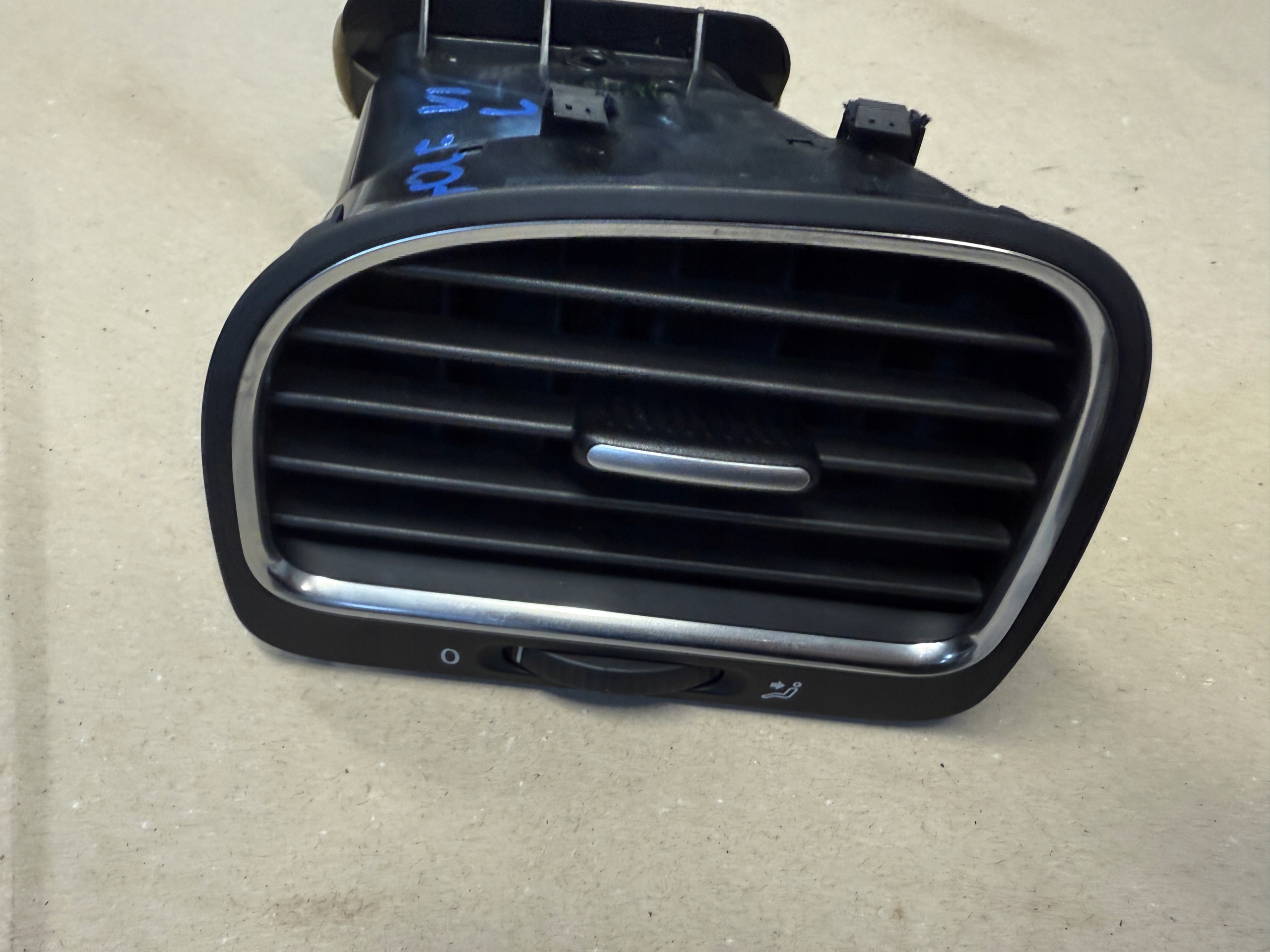 VW GOLF VI grid air conditioning devices left driver´s 5K0819703K