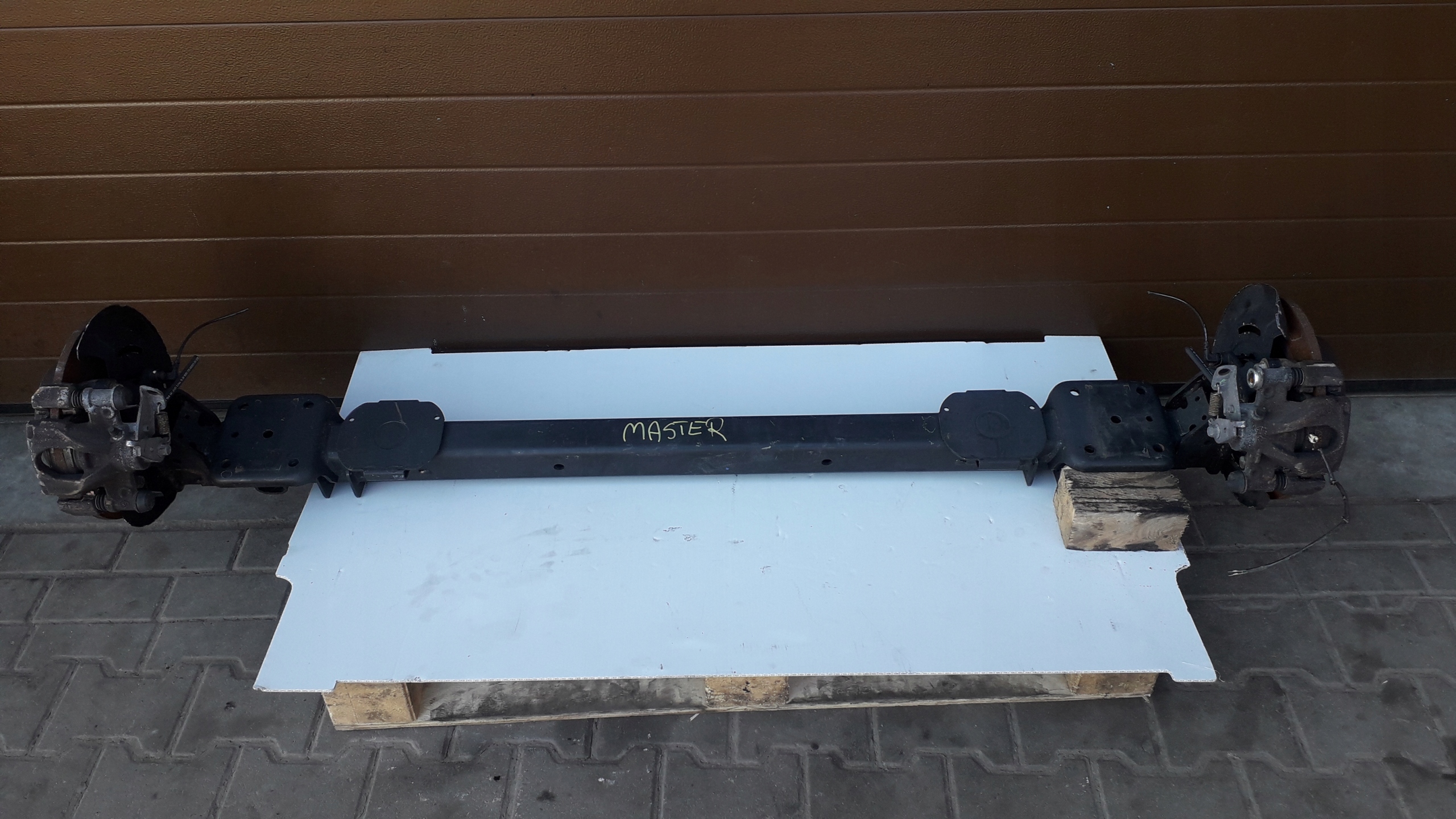 BELKA TYLNA RENAULT MASTER III MOVANO ZACISKI Producent części Renault OE