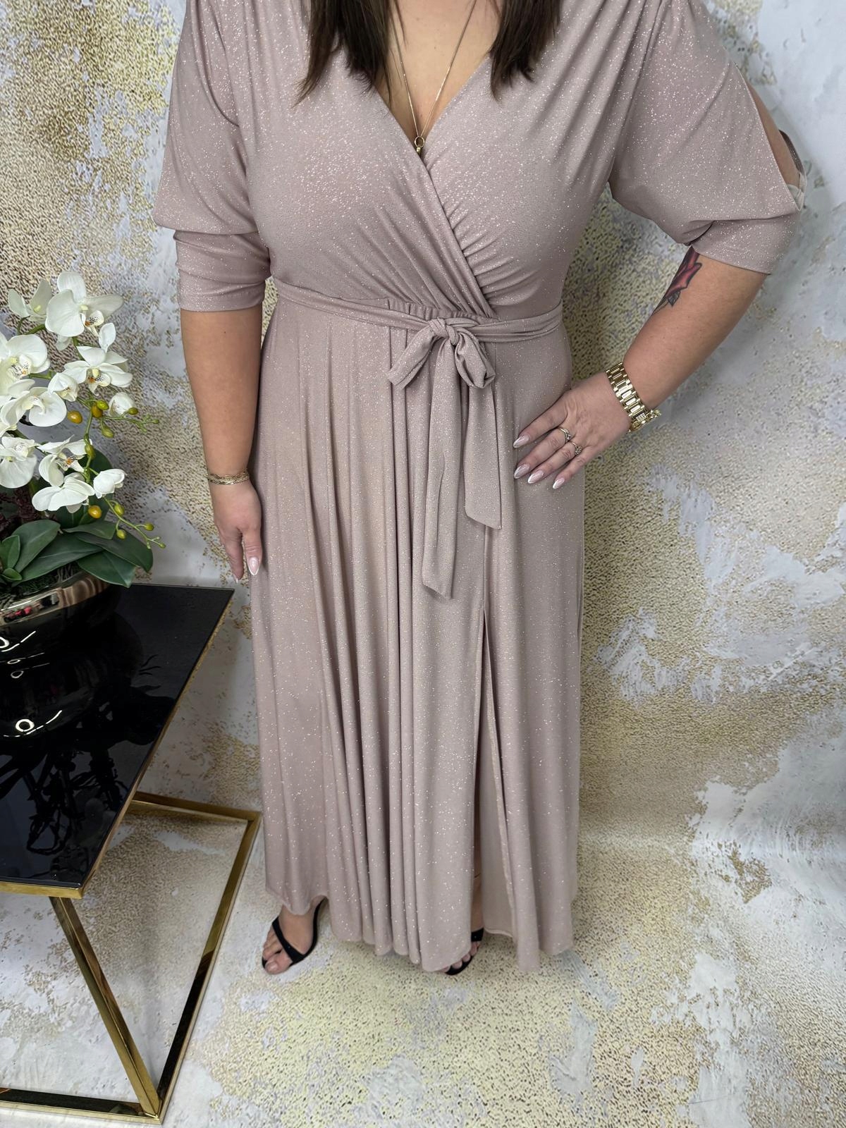 Šaty maxi brokátová béžová s rozparkem na noze, velikost 44 XXXL