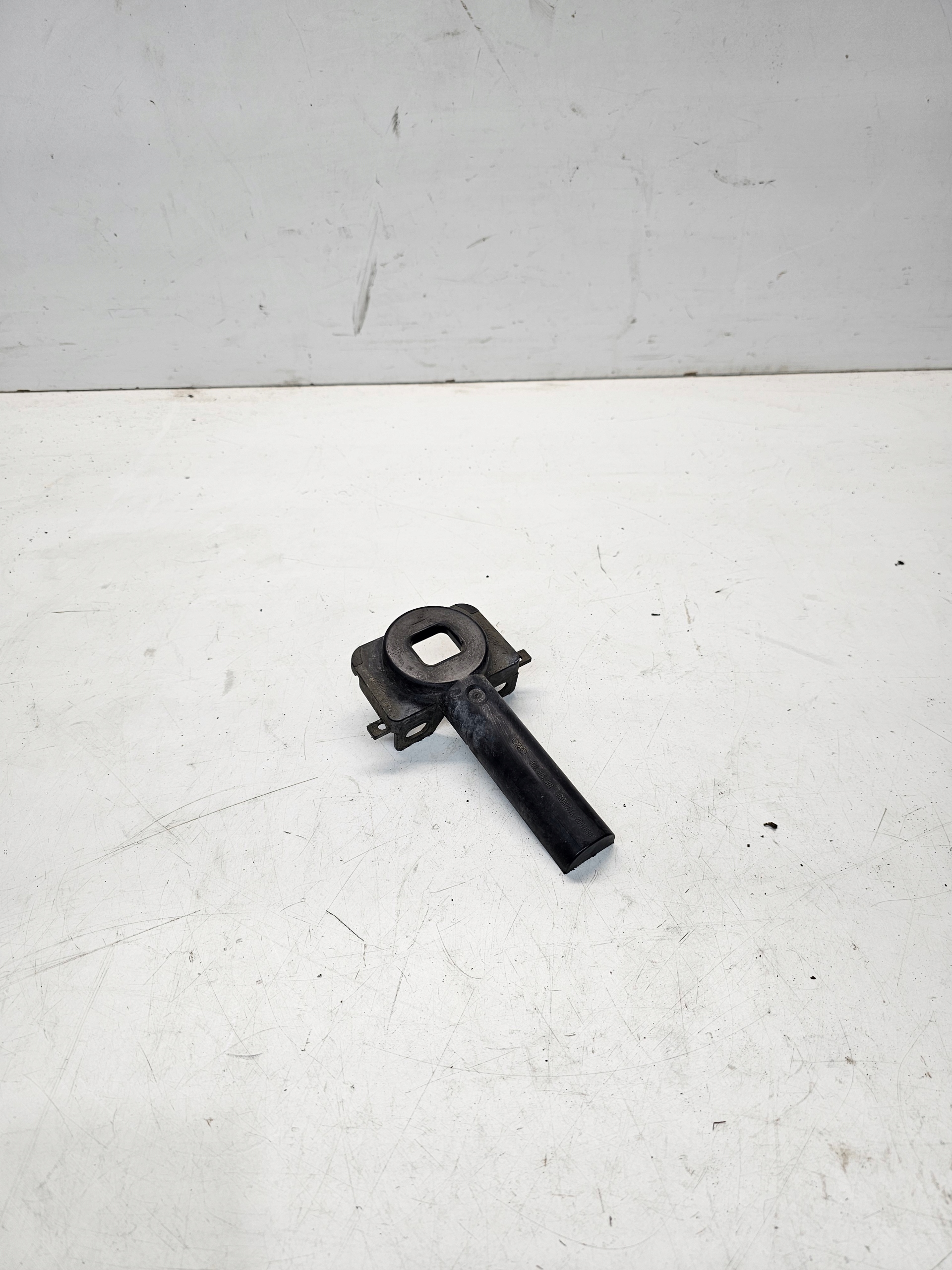 Poignée Support plaque Radiateur AUDI A6 C7 A7 4G 4G0805201
