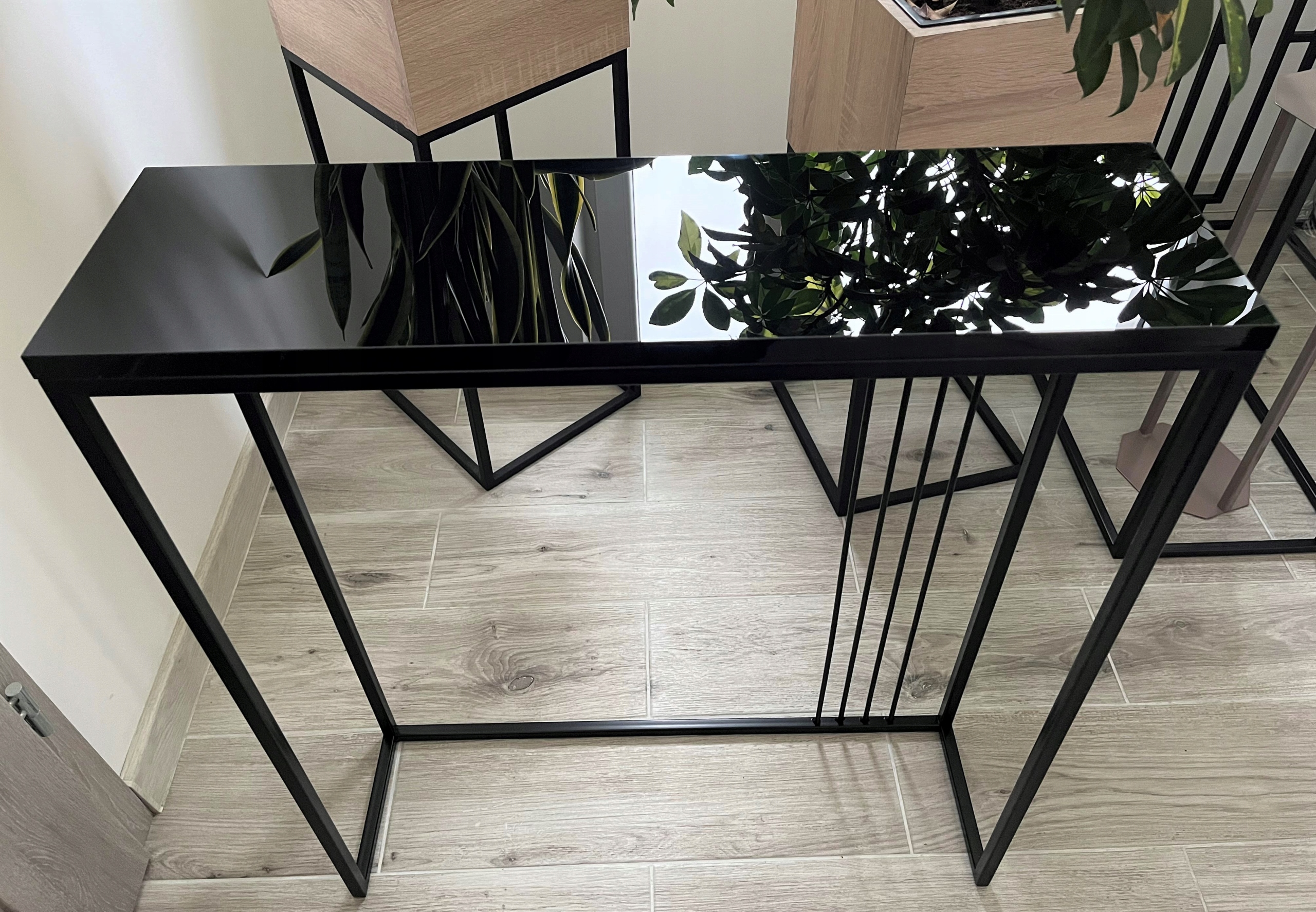 Konsola metalowa toaletka półka połysk czarny Kolor mebla czarny