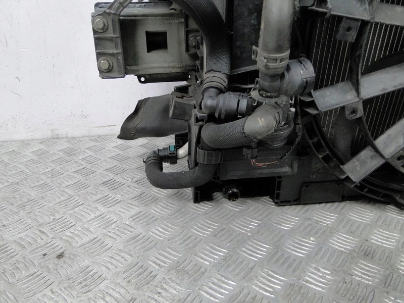 HK83-8C607-AE PAS PRZÓD CHŁODNICE JAGUAR F-PACE 2.0 D Strona zabudowy przód