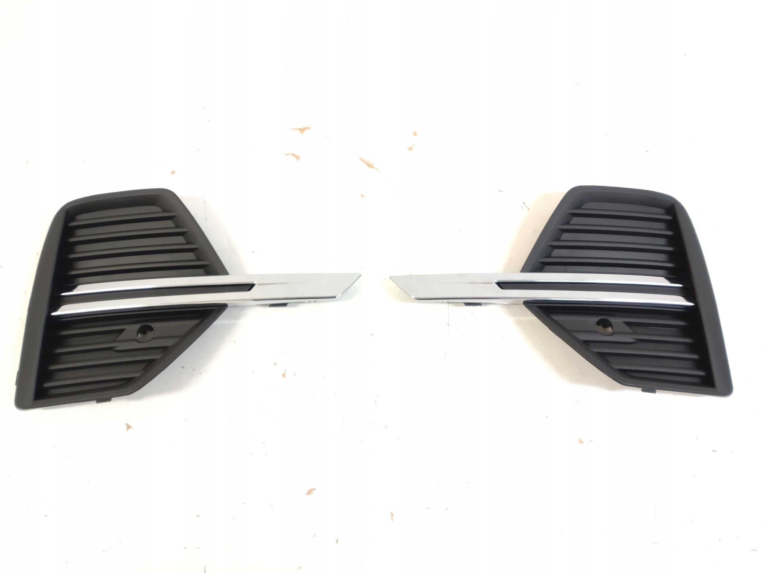 Volvo XC60 2017 – Mřížka Nárazníku Komplet Včetně Chromových Lišt (stříbrná)