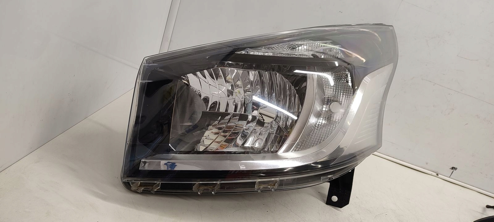 light front front left Renault Trafic III