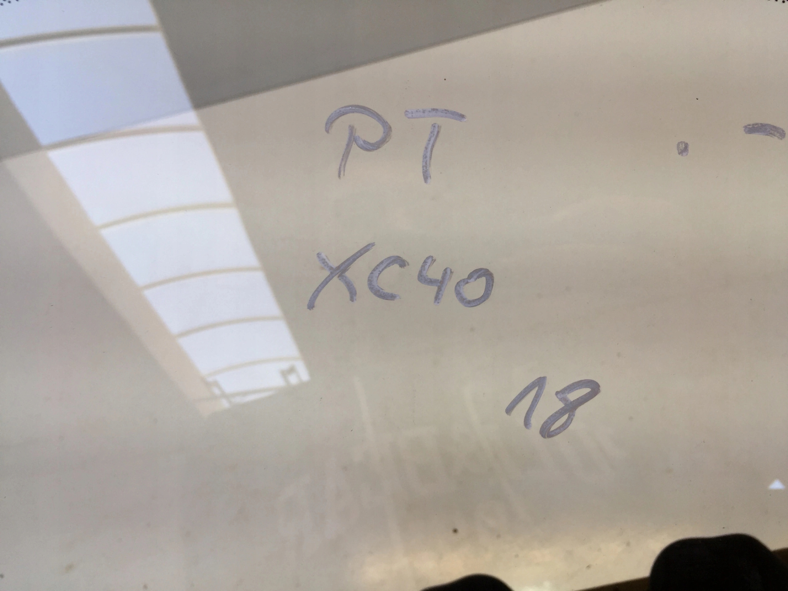 VOLVO XC40 2018 SZYBA DRZWI PRAWY TYL TROJKAT MALA Installation side Rear right