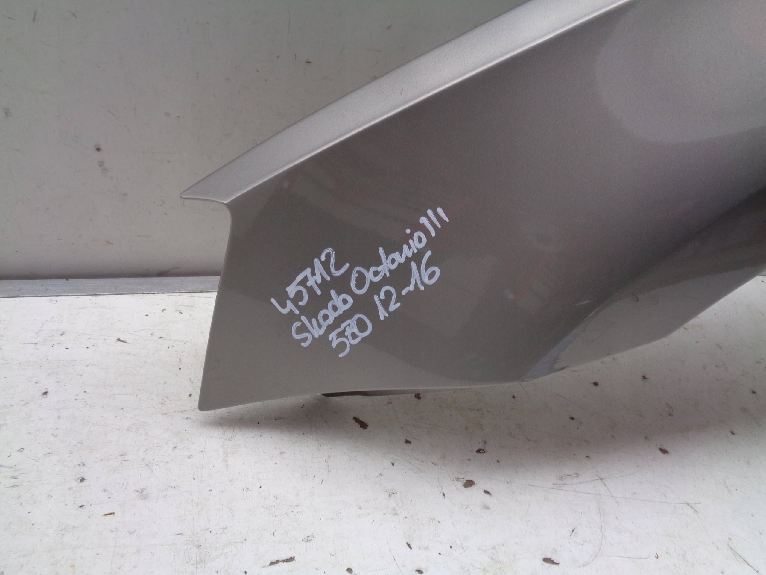 BŁOTNIK LEWY PRZEDNI SKODA OCTAVIA III 3 5E 5E0 12-16 NR 45712 Strona zabudowy przód - lewa