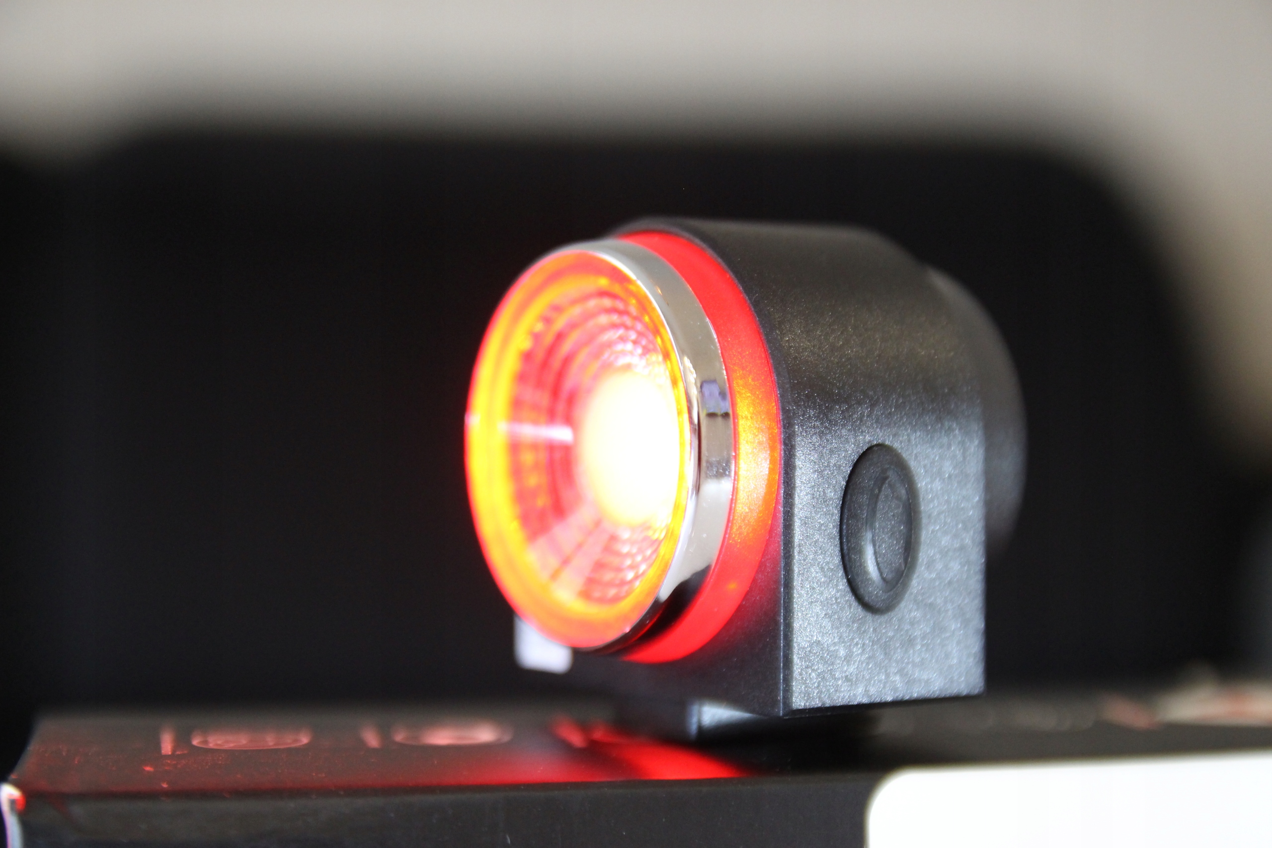 LAMPKA ROWEROWA ŚWIATŁO STOP ALARM ROWERU MOCNE ŚWIATŁO CZUJNIK RUCHU PILOT Czas pracy 40 h