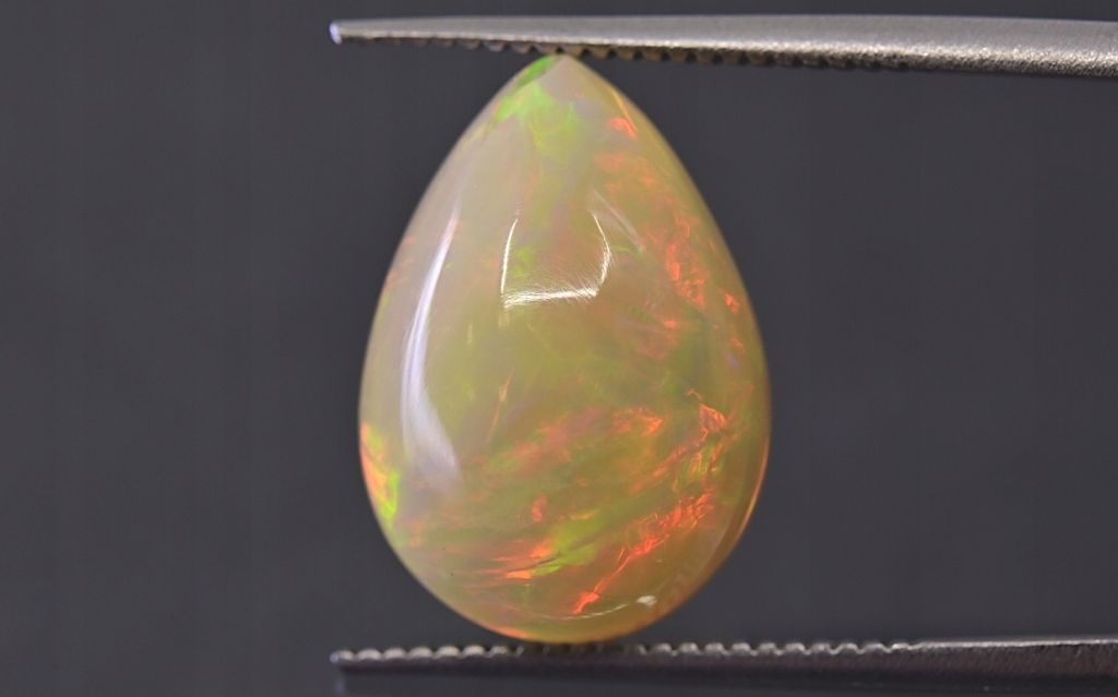 Opál z Etiopie kabošon slza 14x10 mm