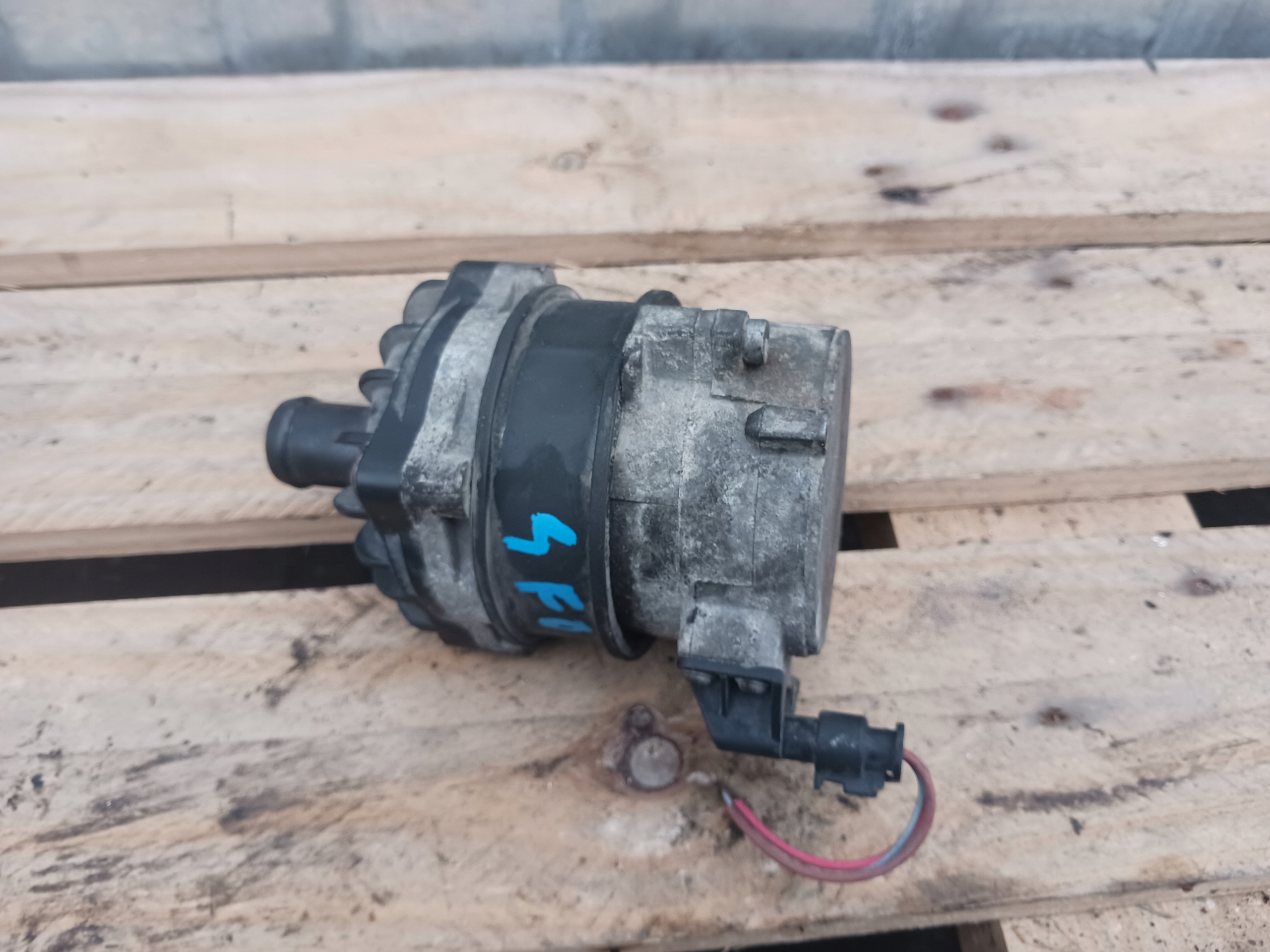 supplementary water pump AUDI A6 C6 3.0 TFSI 4F0965567