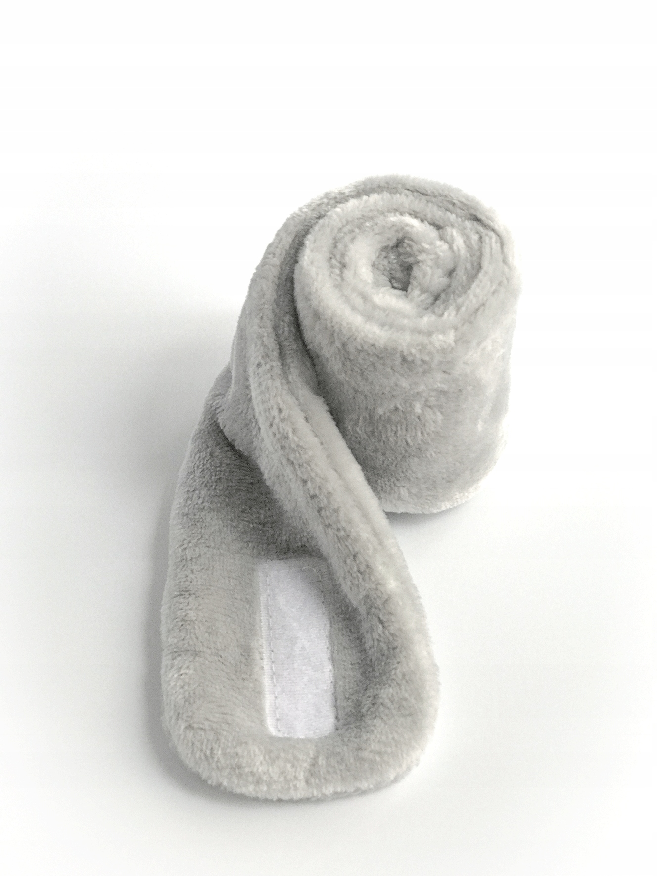 OPASKA KOSMETYCZNA DO WŁOSÓW PLUSZOWA NA RZEP SZARA CHILA Kolor dominujący odcienie szarości i srebra