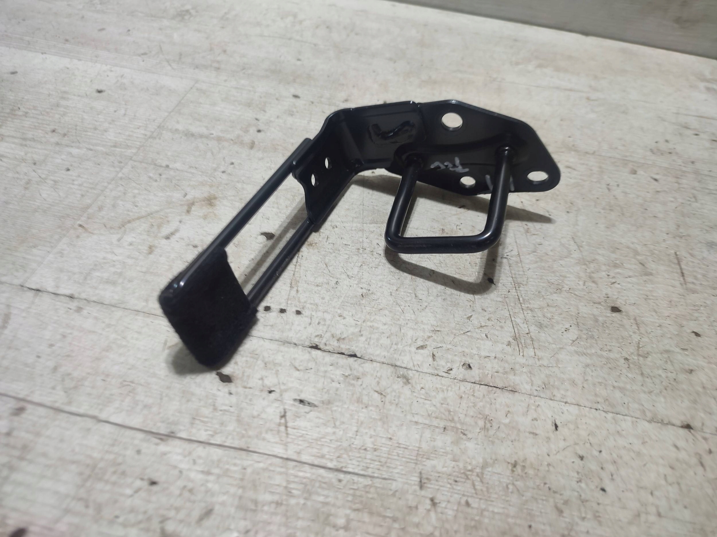 Lexus RC 2019 heck Seite links Kabel / Halter hinten Sitze