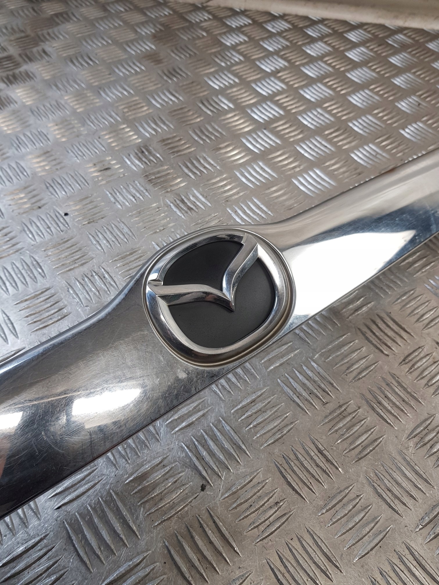 moulding CHROM bonnet rear part MAZDA TRIBUTE 2005r 78425A22