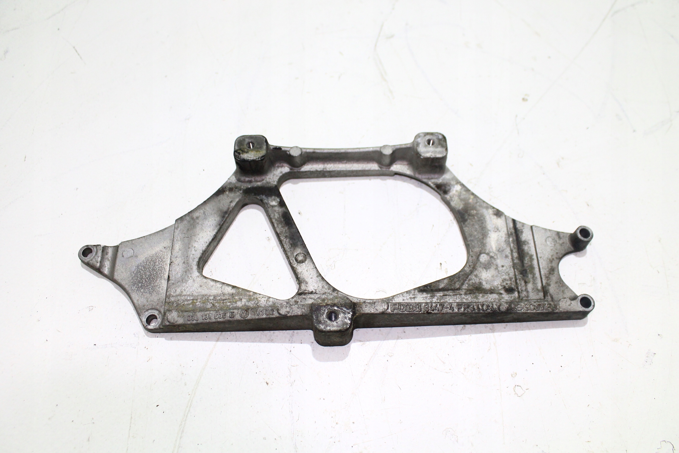 Volkswagen OE 03L131535E łapa chłodnicy EGR