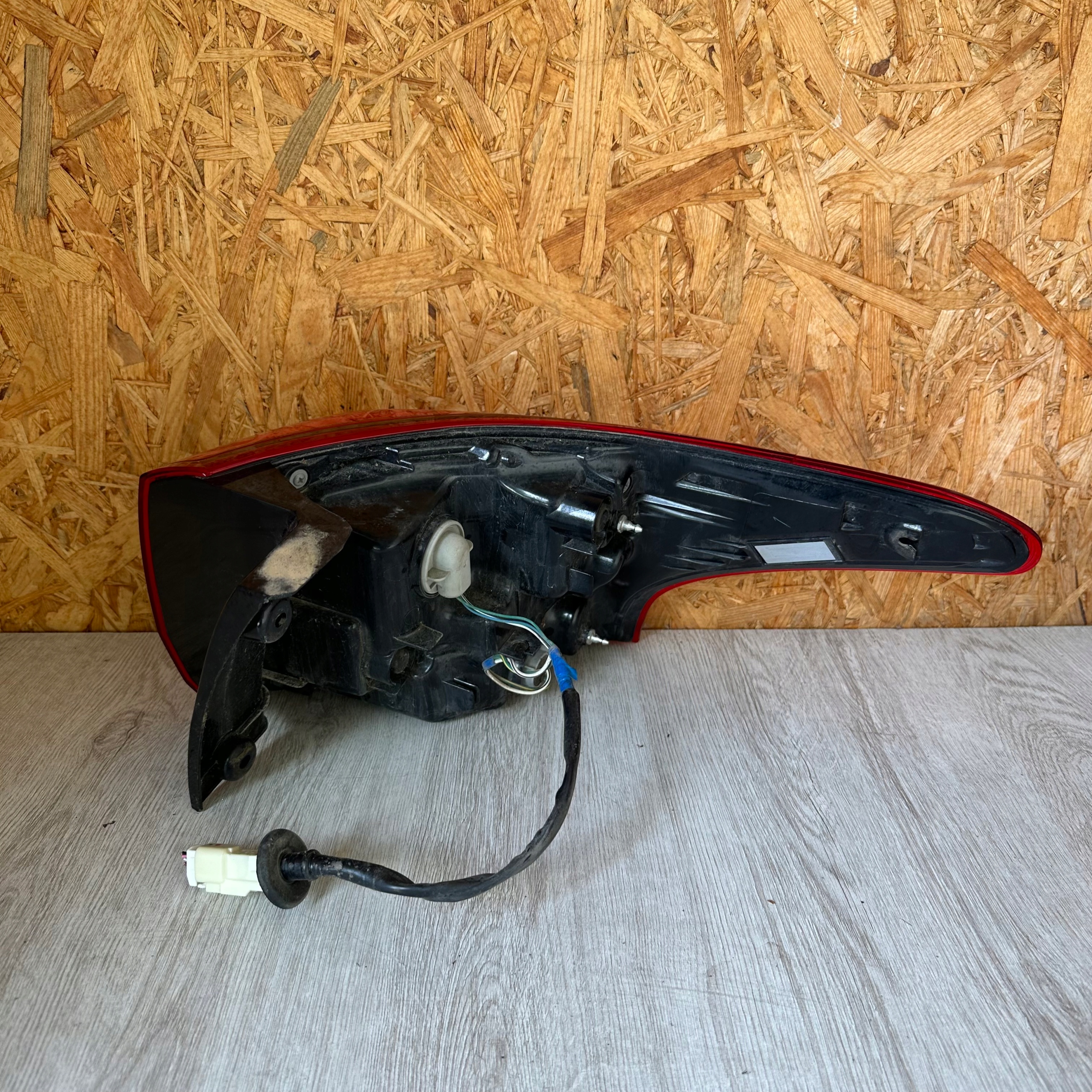 LAMPA TYLNA LEWA MITSUBISHI OUTLANDER III LIFT Producent części Mitsubishi OE