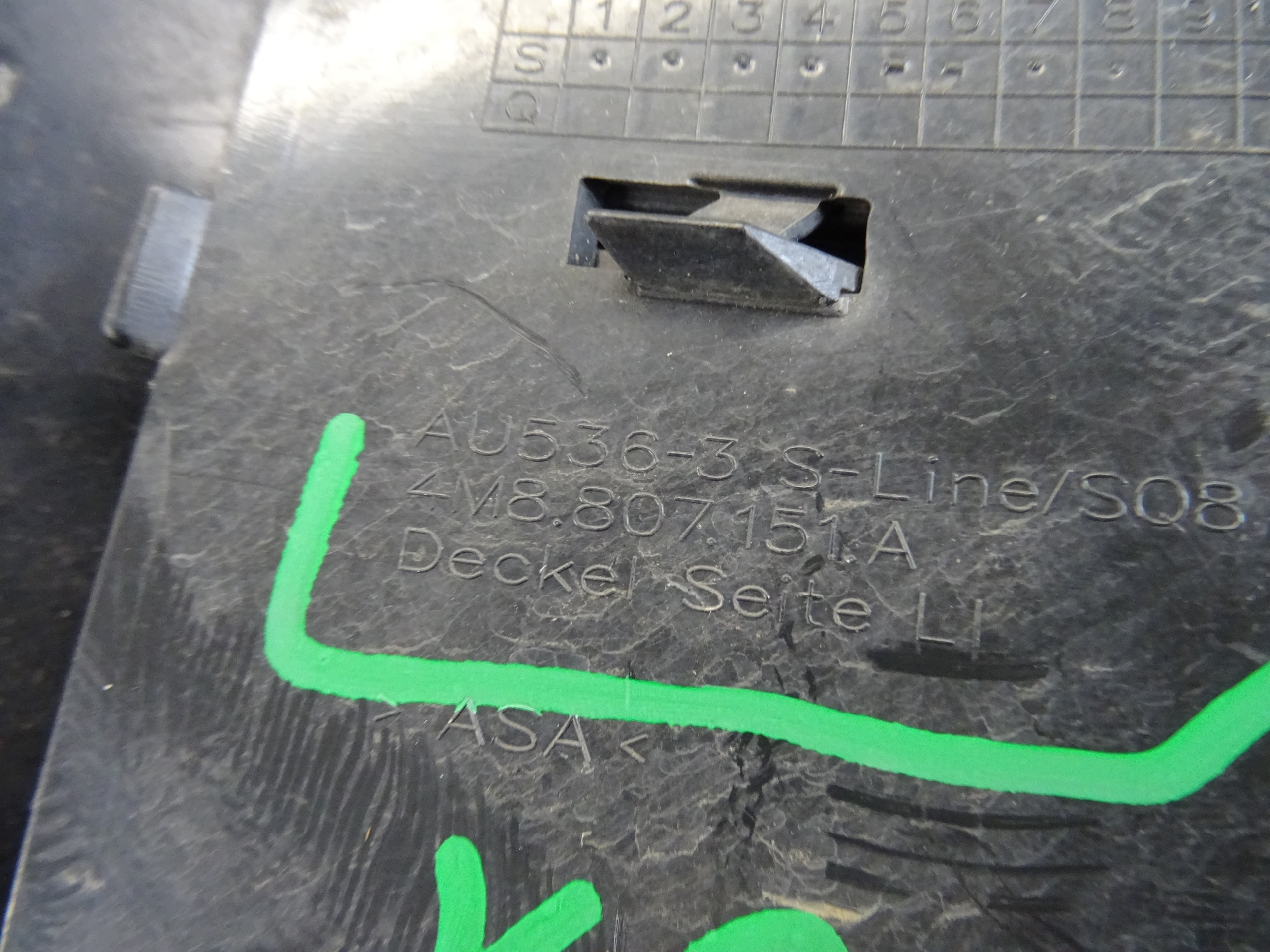 grid of a bumper left front AUDI Q8 4M8 S-LINE 4M8807151A