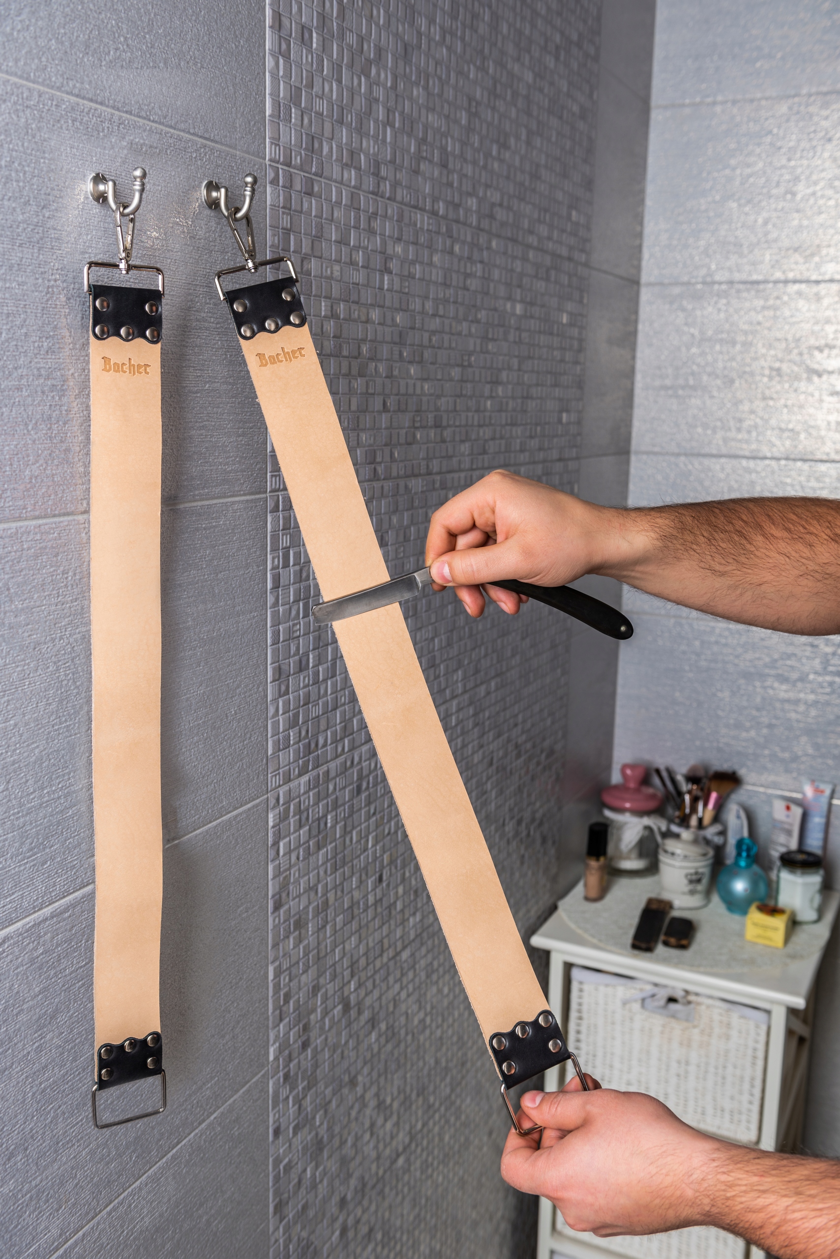 Skórzany pas BACHER do ostrzenia brzytwy średni + zestaw past, etui Stan opakowania oryginalne