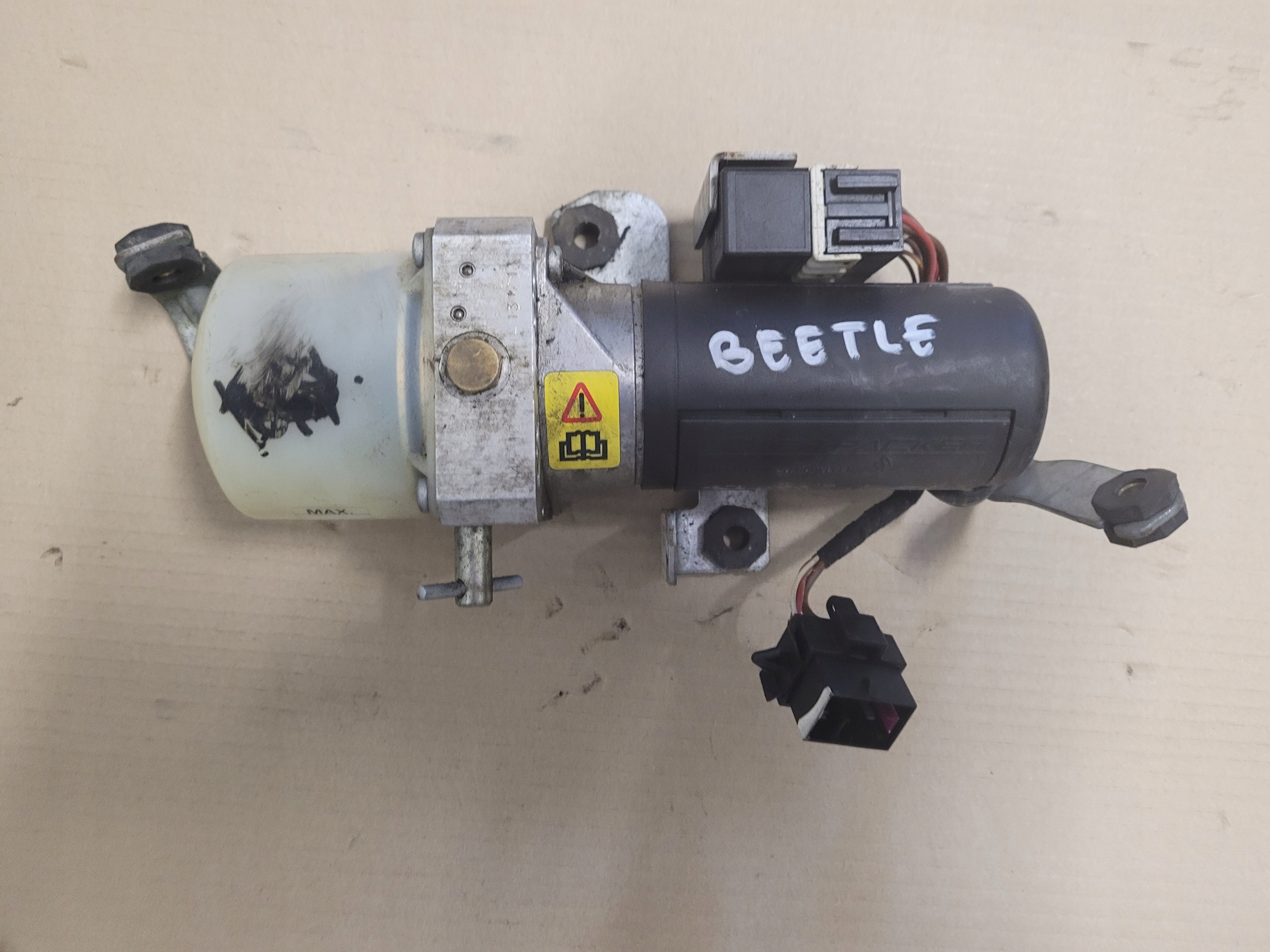 VW NEW BEETLE CABRIO POMPA DACHU