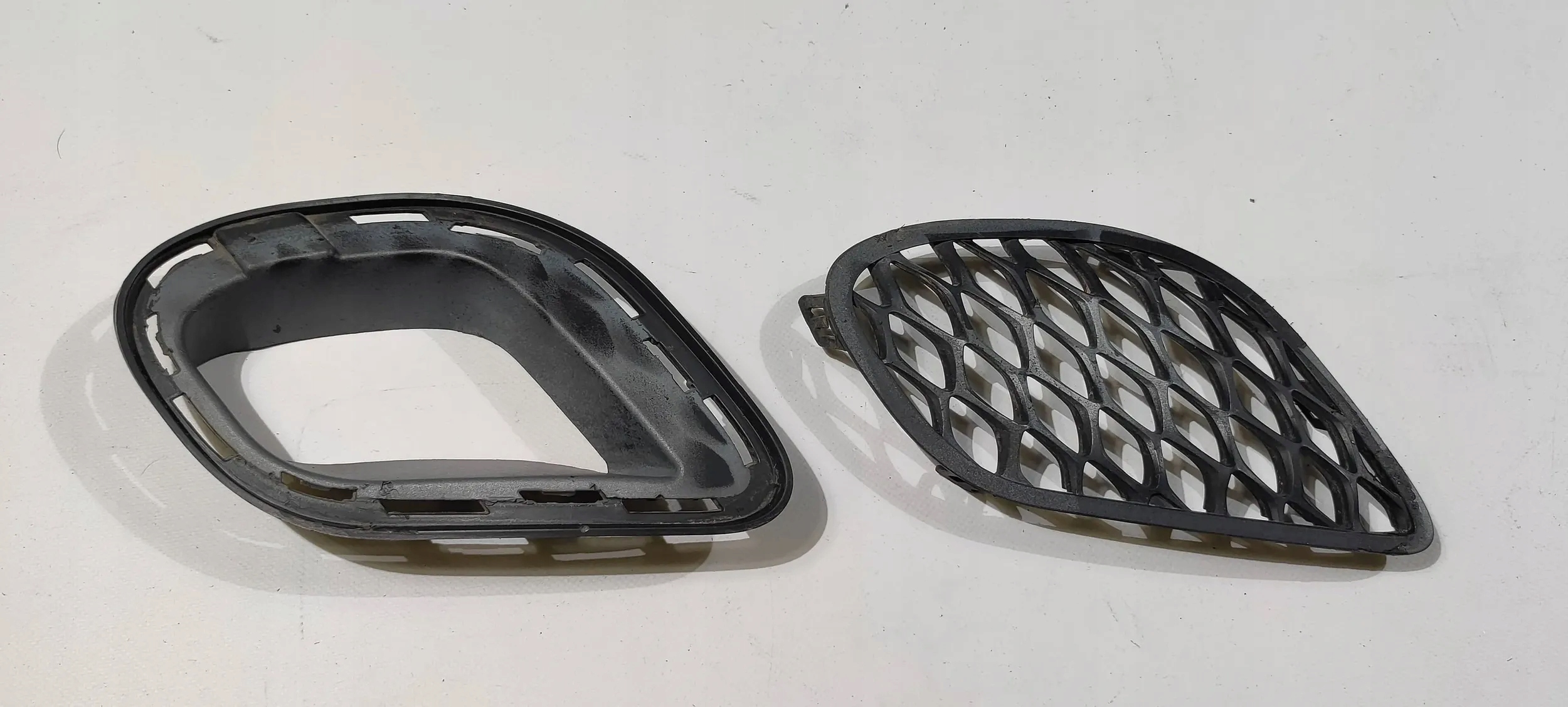 grid of a bumper front right holder Dodge Charger SRT 2015