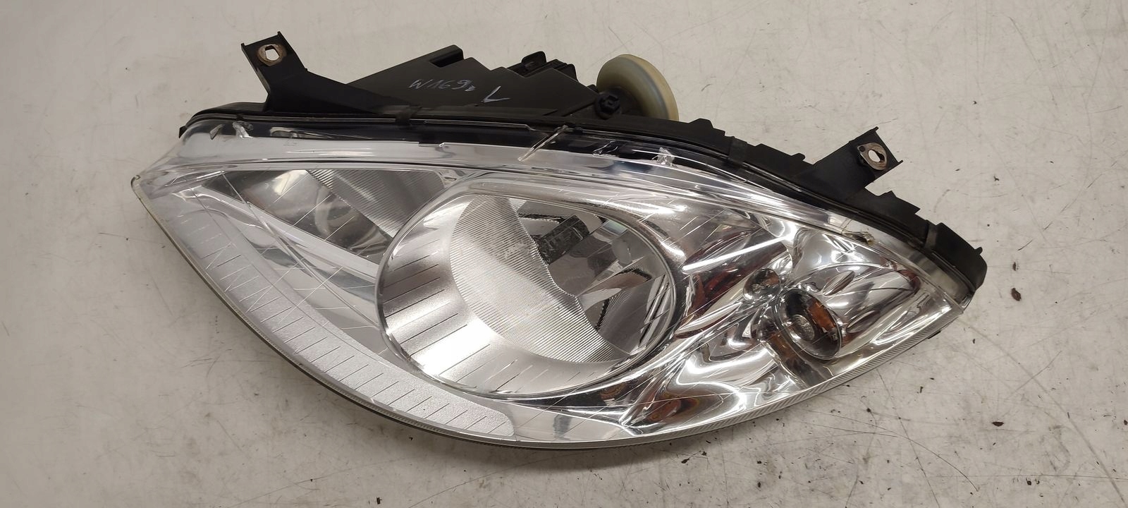 light front front left Mercedes W169 1,5 petrol 5D