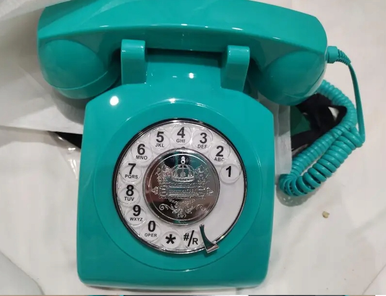 Retro stolní telefon ve starém stylu Vintage, starý točící telefon