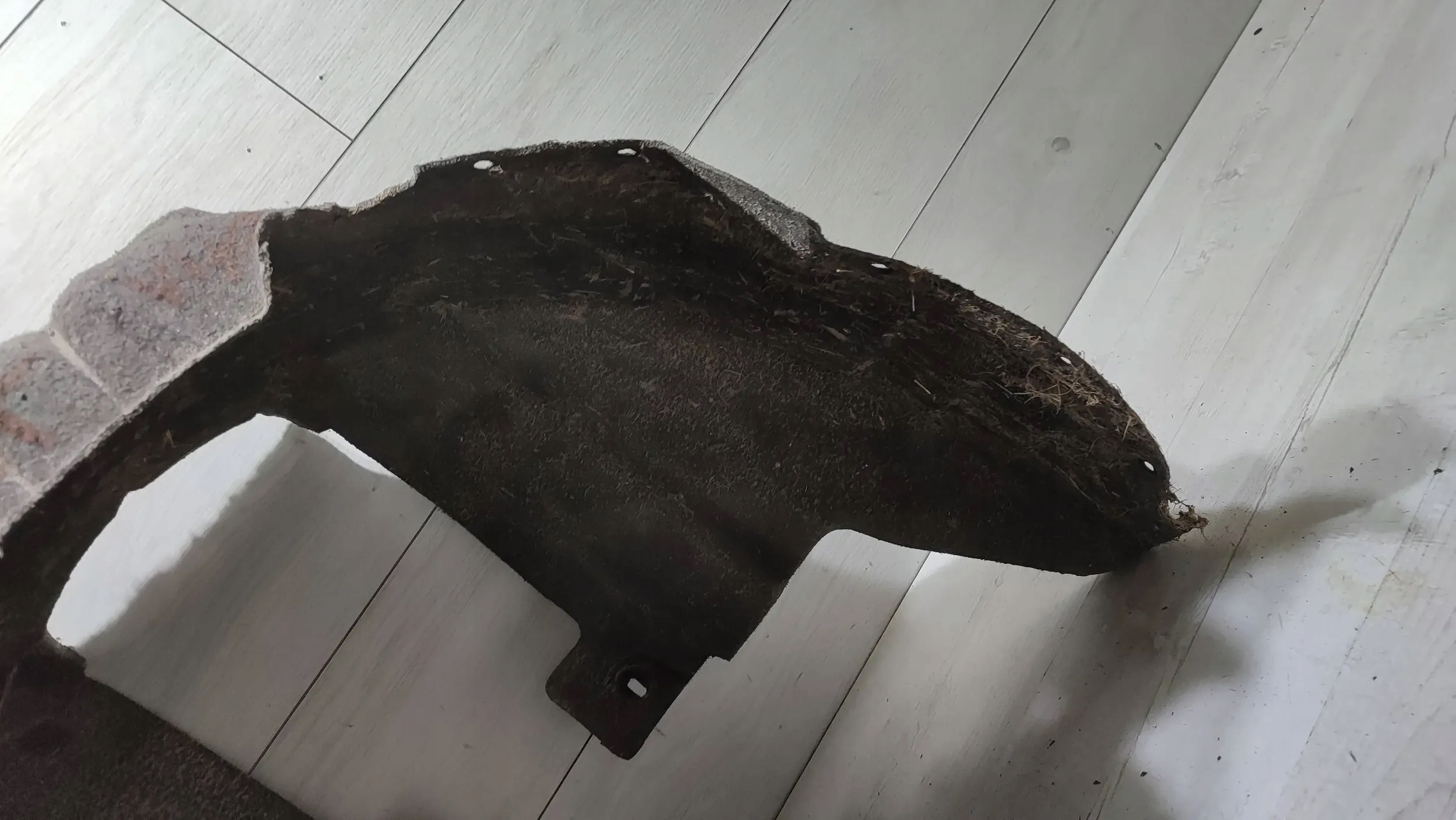 Volvo V40 II 2018r rear part side left mudguard