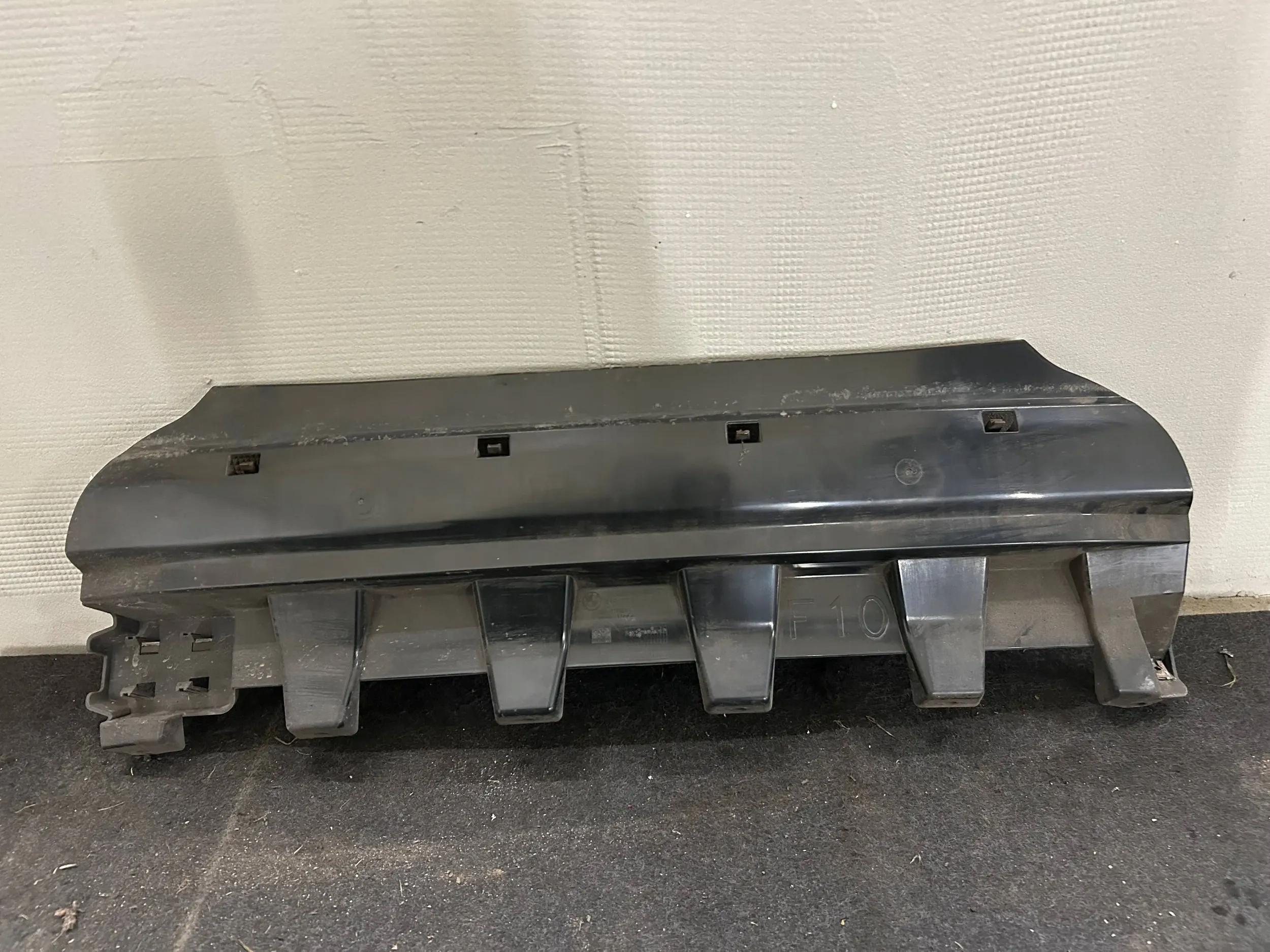 Poignée / Support plaque Pare choc Arrière BMW 5 F10 2011 7204017