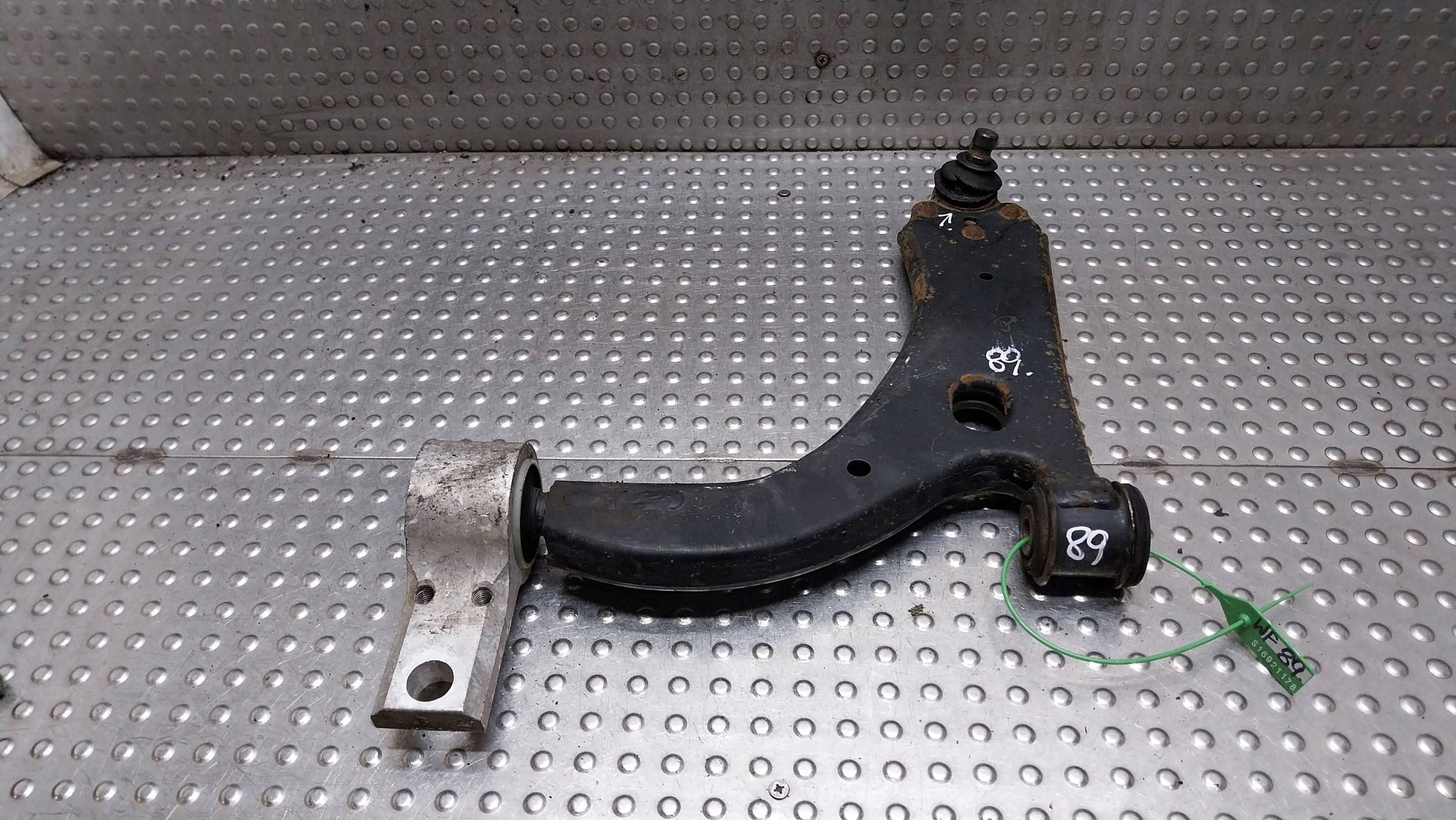 arm left front 2S61-3051-DA FORD FIESTA FUSION MK6