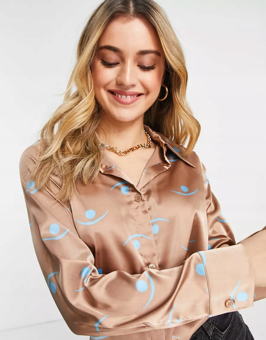 BEŻOWA PROSTA SATYNOWA KOSZULA DAMSKA XS VAF Dekolt kołnierzyk