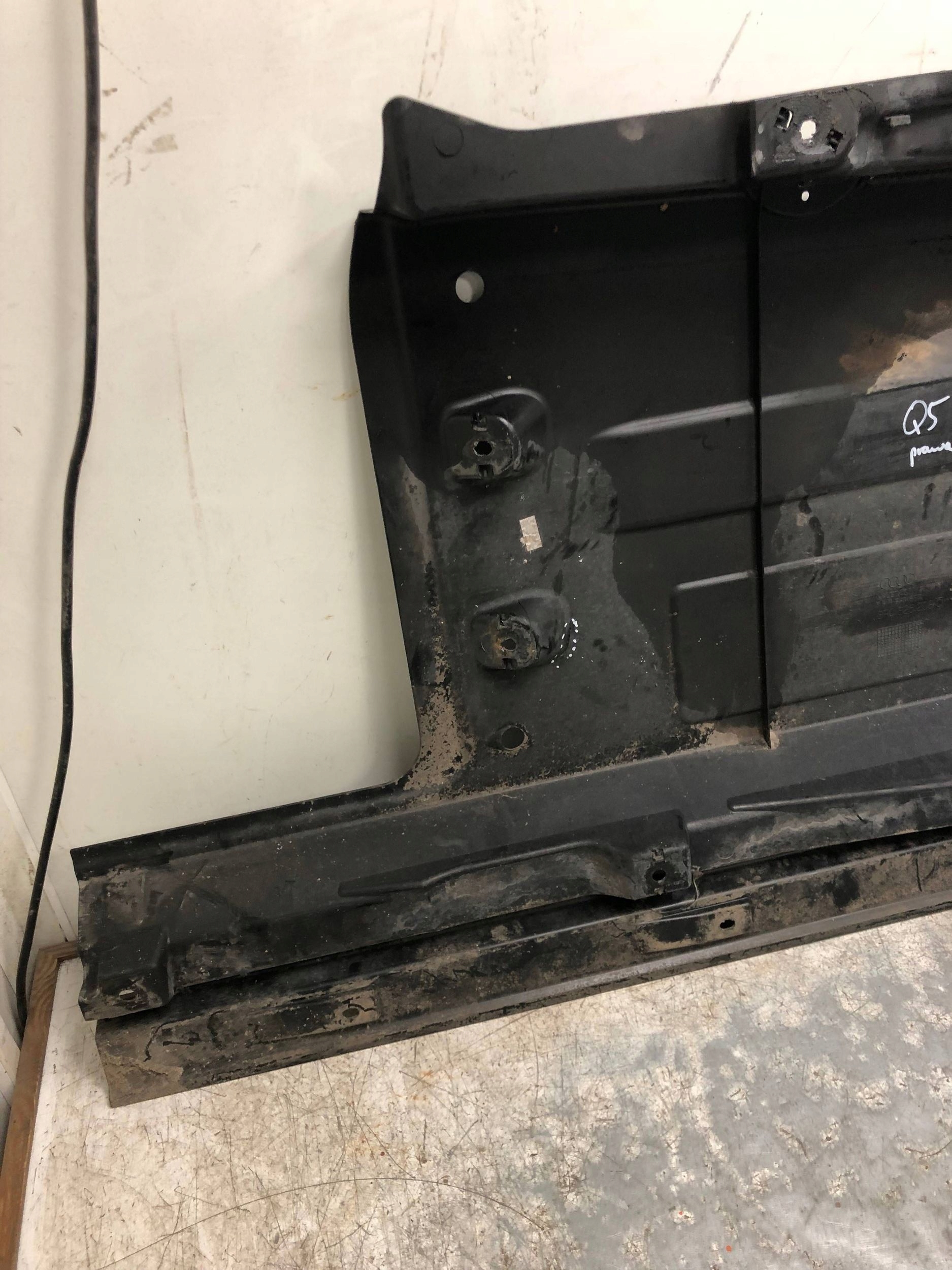 Blende Abdeckung Unterfahrschutz rechts AUDI Q5 8R0825208C