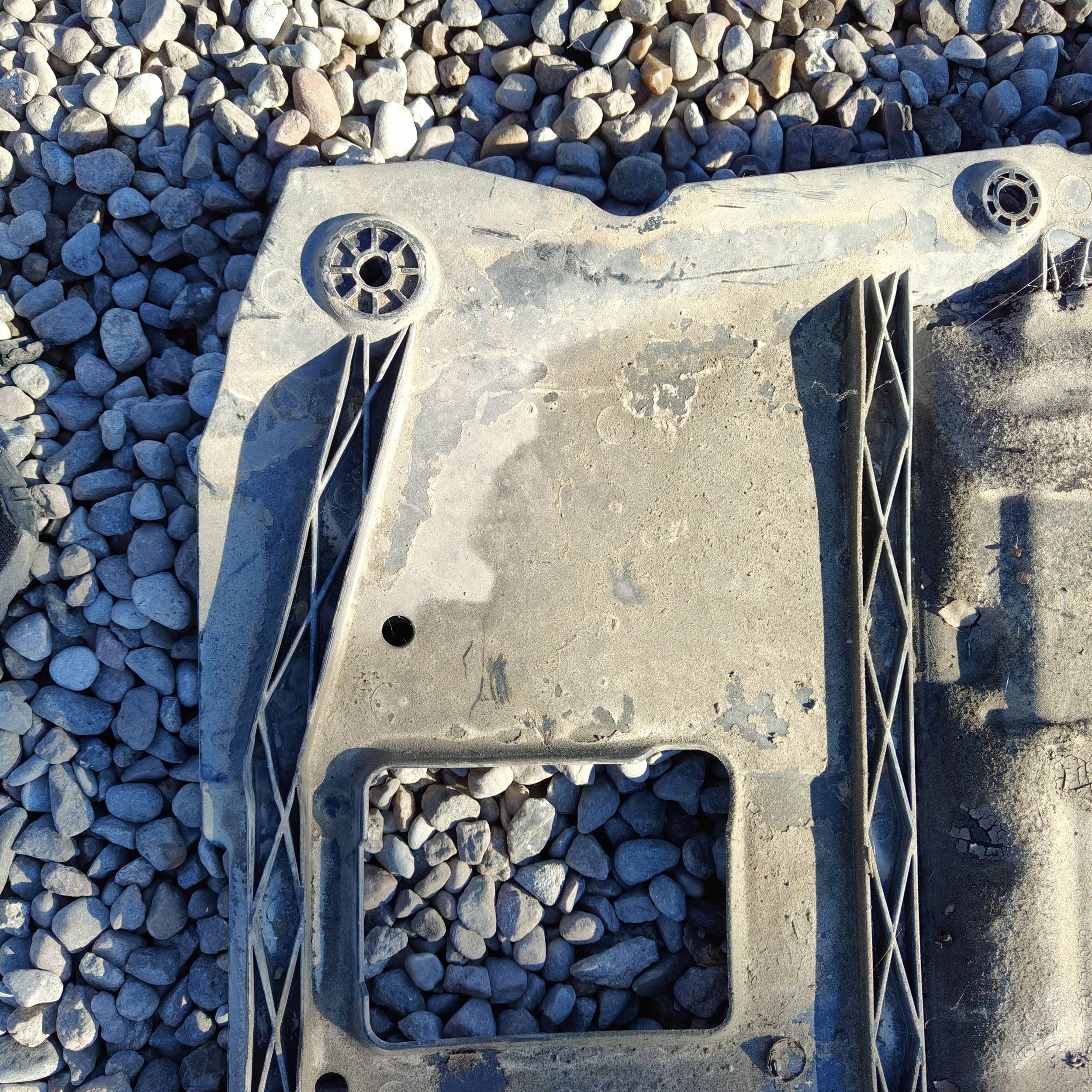 Dacia Sandero II 2018 cover lower of the engine