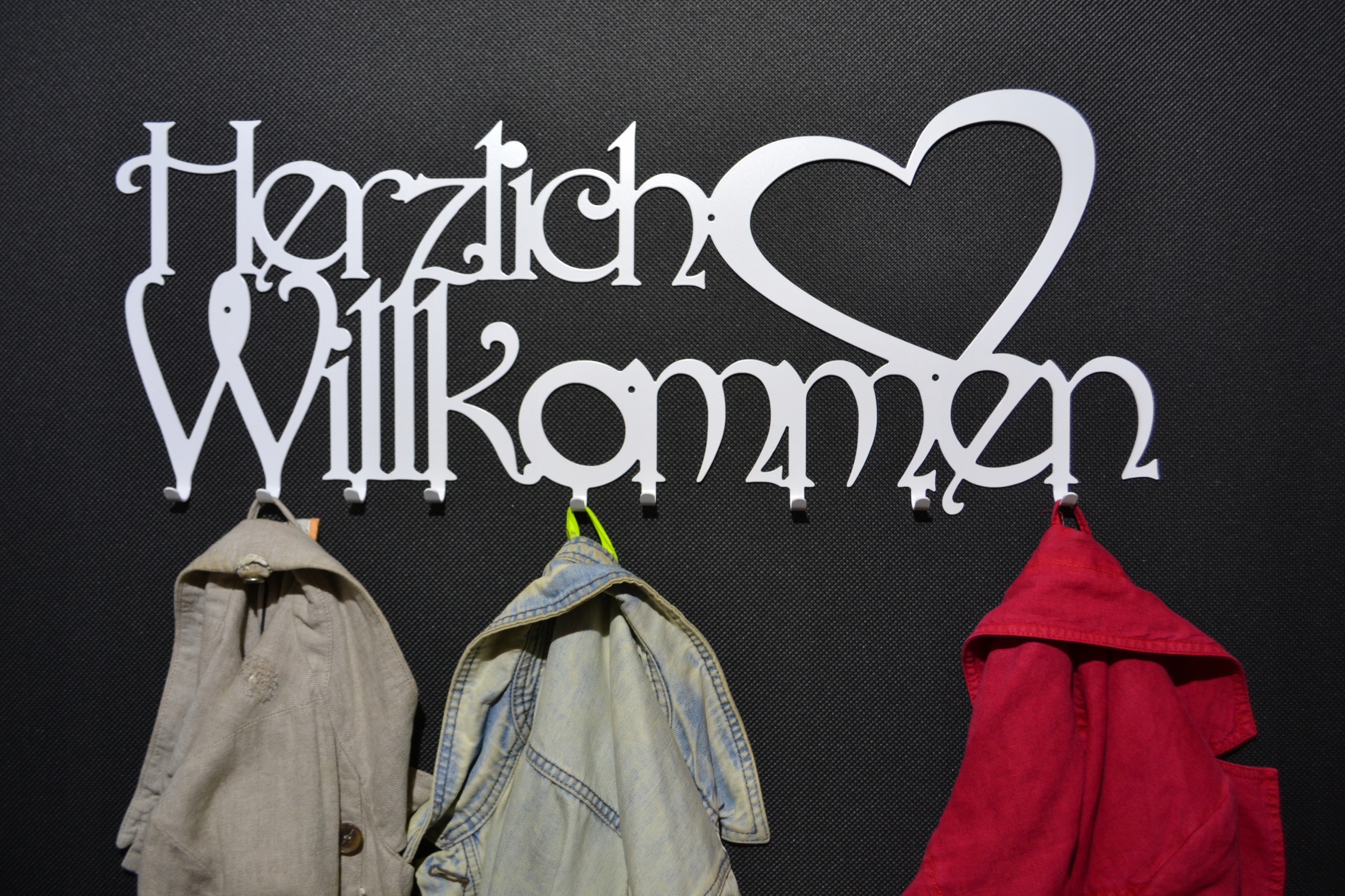 Herzlich Willkommen #1BÍLÝ Věšák na oblečení