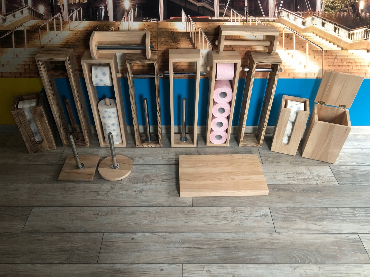 Stojak drewniany na papier toaletowy LOFT do WC Cechy dodatkowe w zestawie