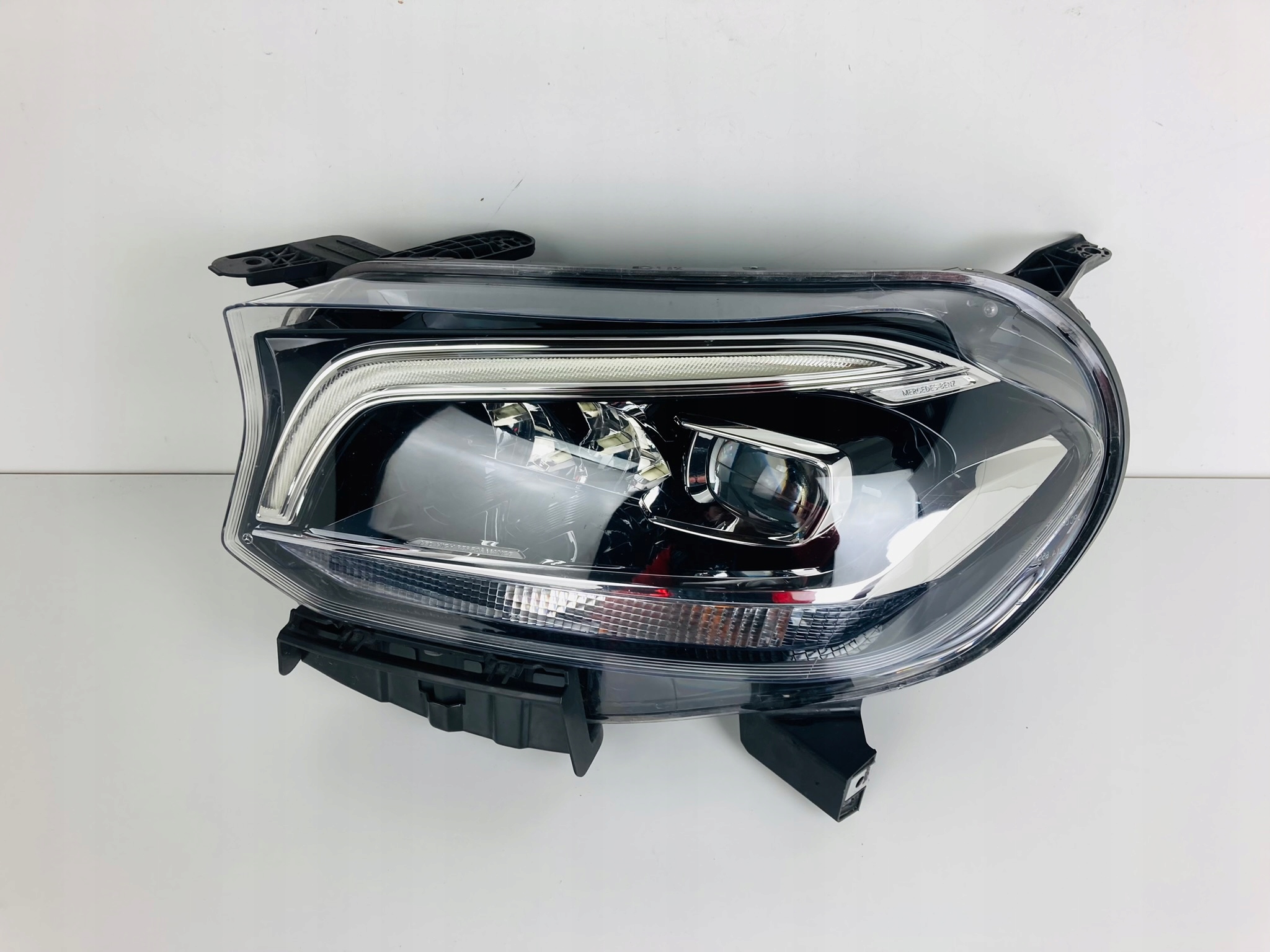 MERCEDES X W470 light left front LED A4709060800