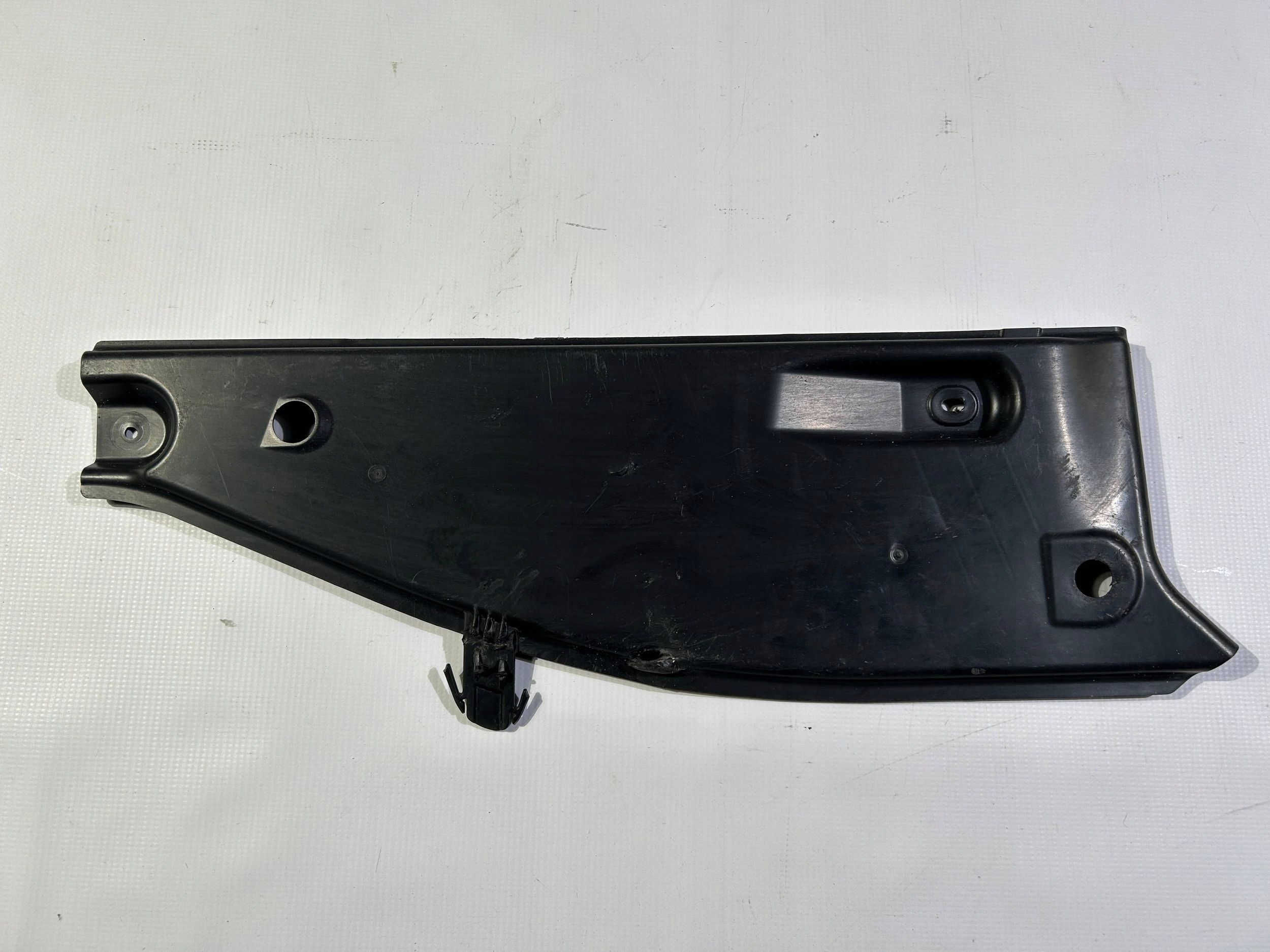 cover front front chassis cover right Chrysler Pacifica 2017