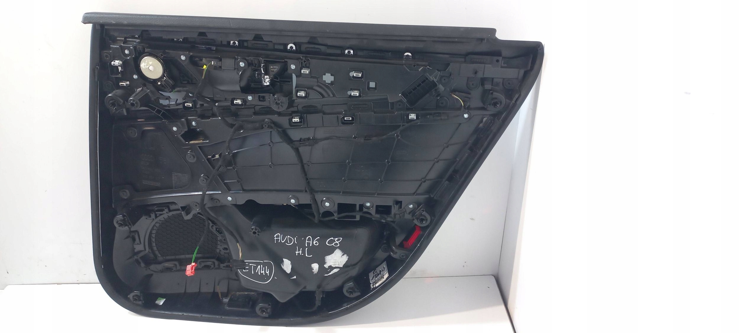 Audi A6 C8 дверные карты левый задний 4K0867377