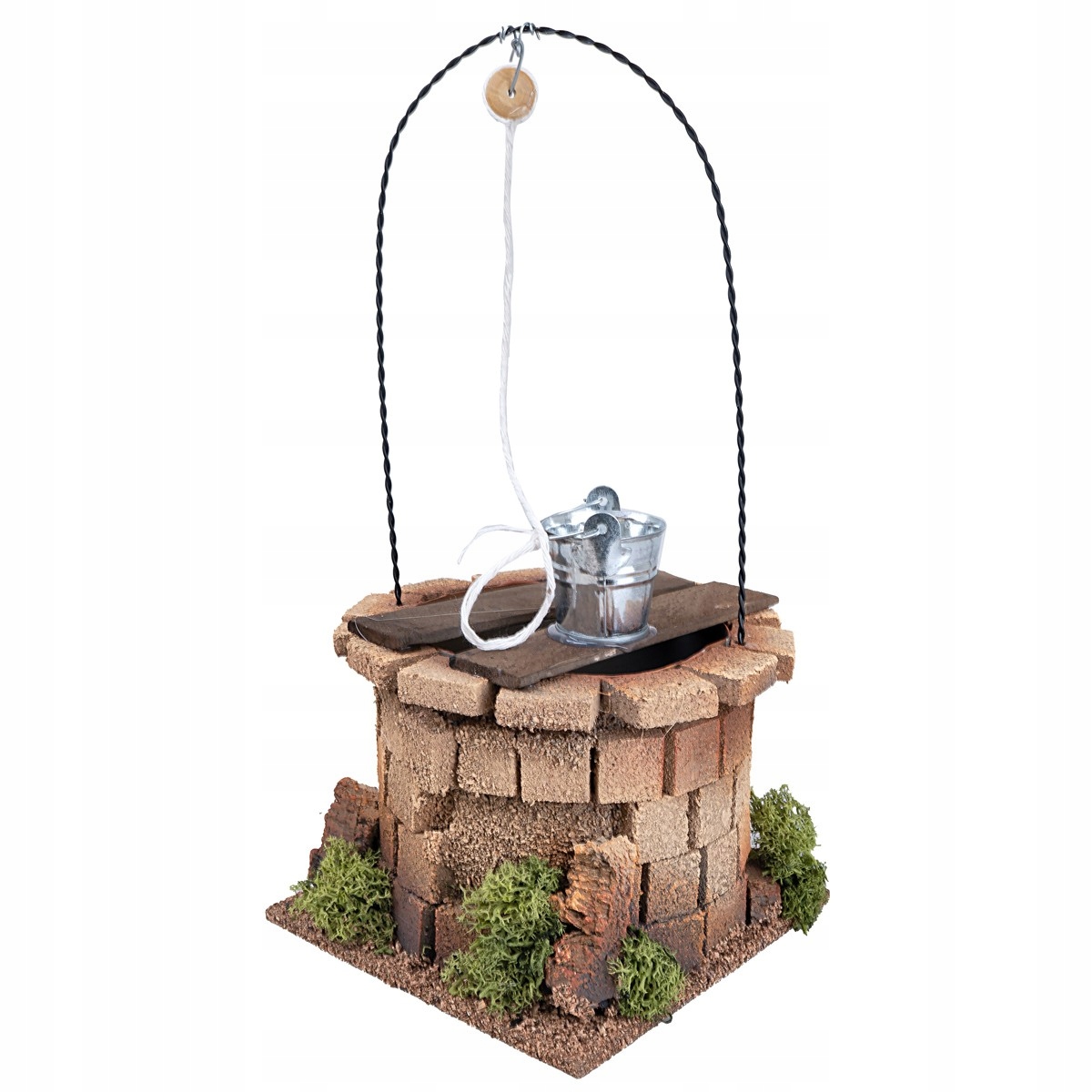 Krásna Studňa S Kovovým Vedrom na betlehem, 30 cm výška, 20-25 cm