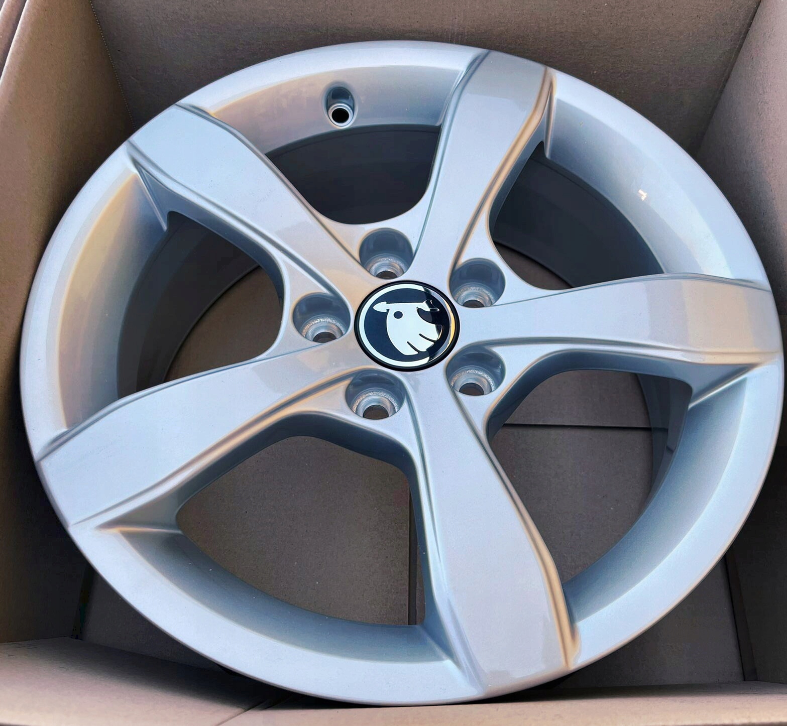 4x NOWE FELGI ALU OE SKODA FABIA KAMIQ SCALA RAPID OCTAVIA 8X00714968Z8 Kod producenta 8X00714968Z8